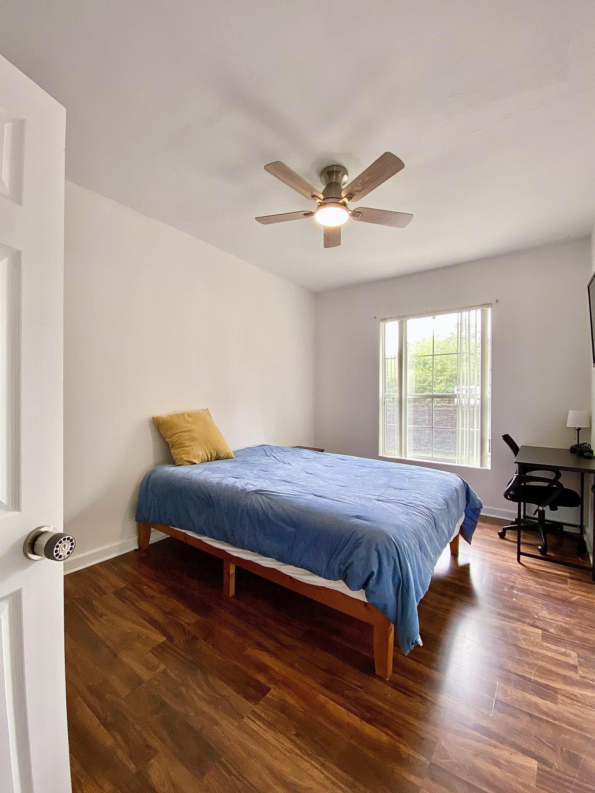 bedroom, detected:ceiling fan, window blind, bed