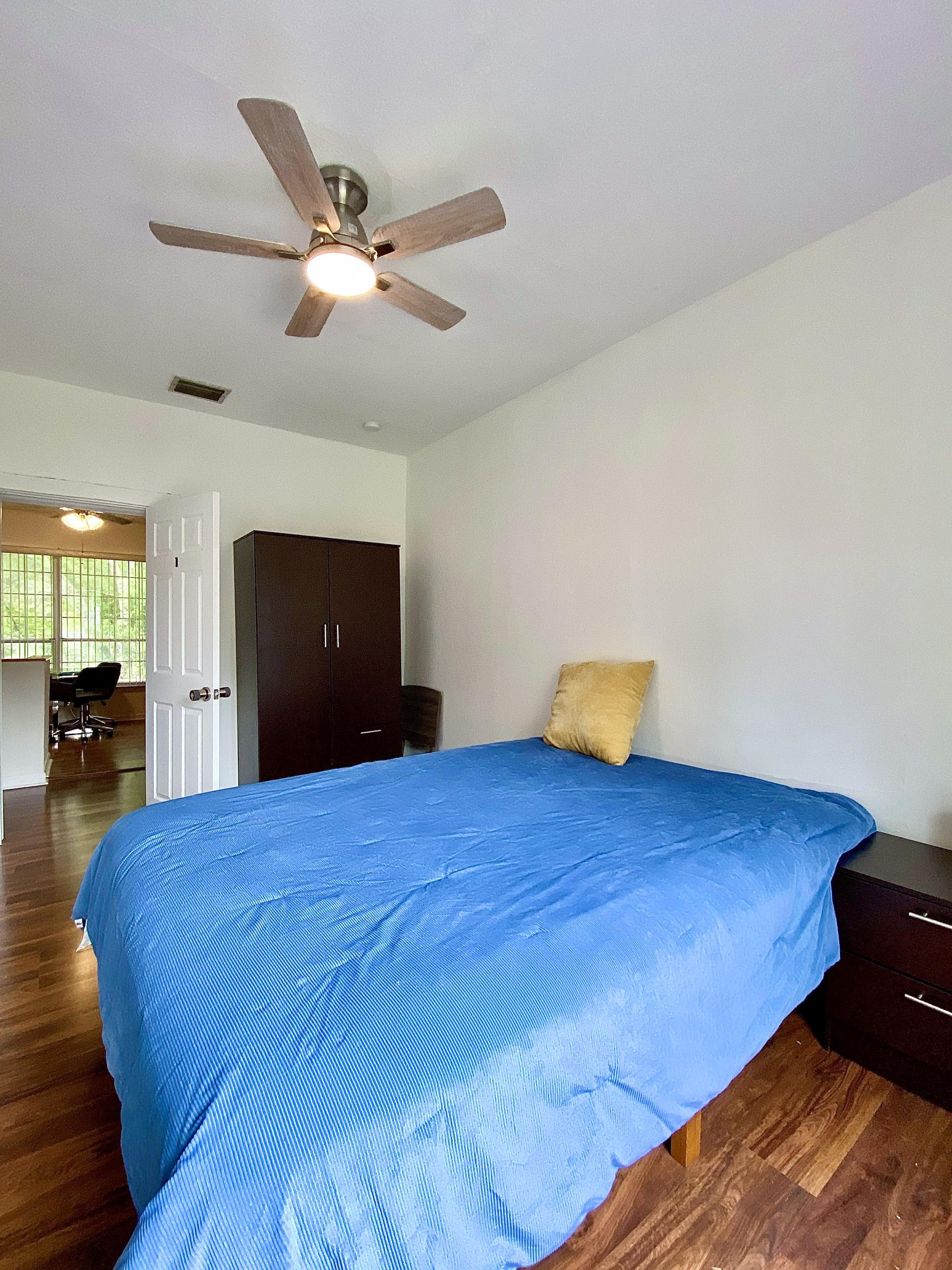 bedroom, detected:ceiling fan, bed, window blind