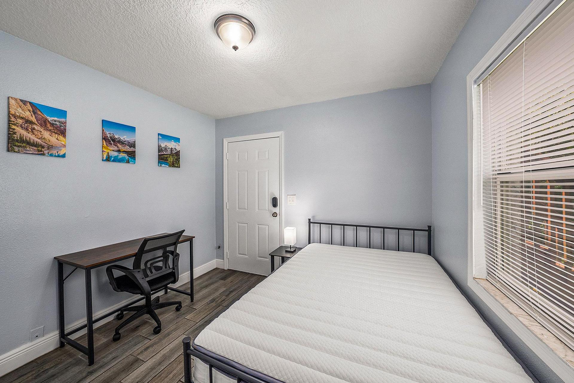 bedroom, detected:window blind, bed