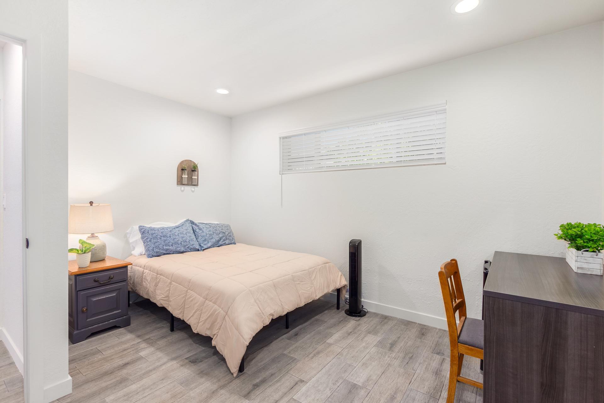 Room 6-Spacious with work