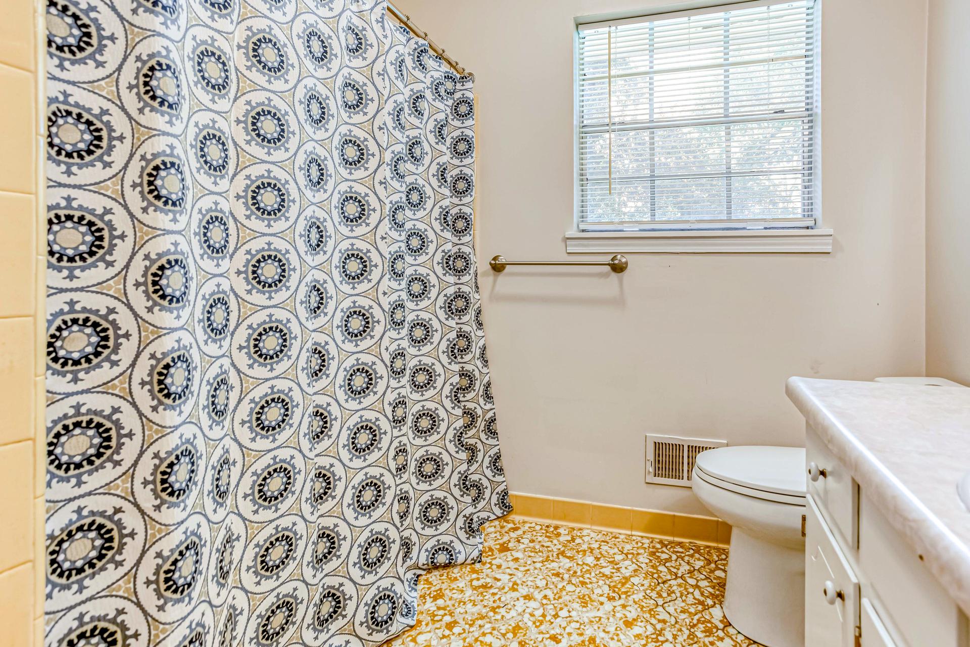 bathroom, detected: carpet