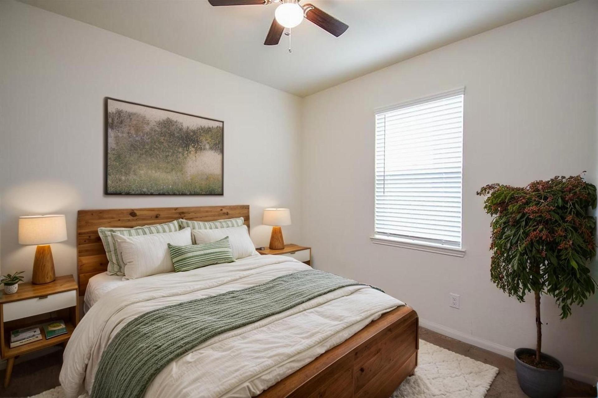 Standard room with queen bed