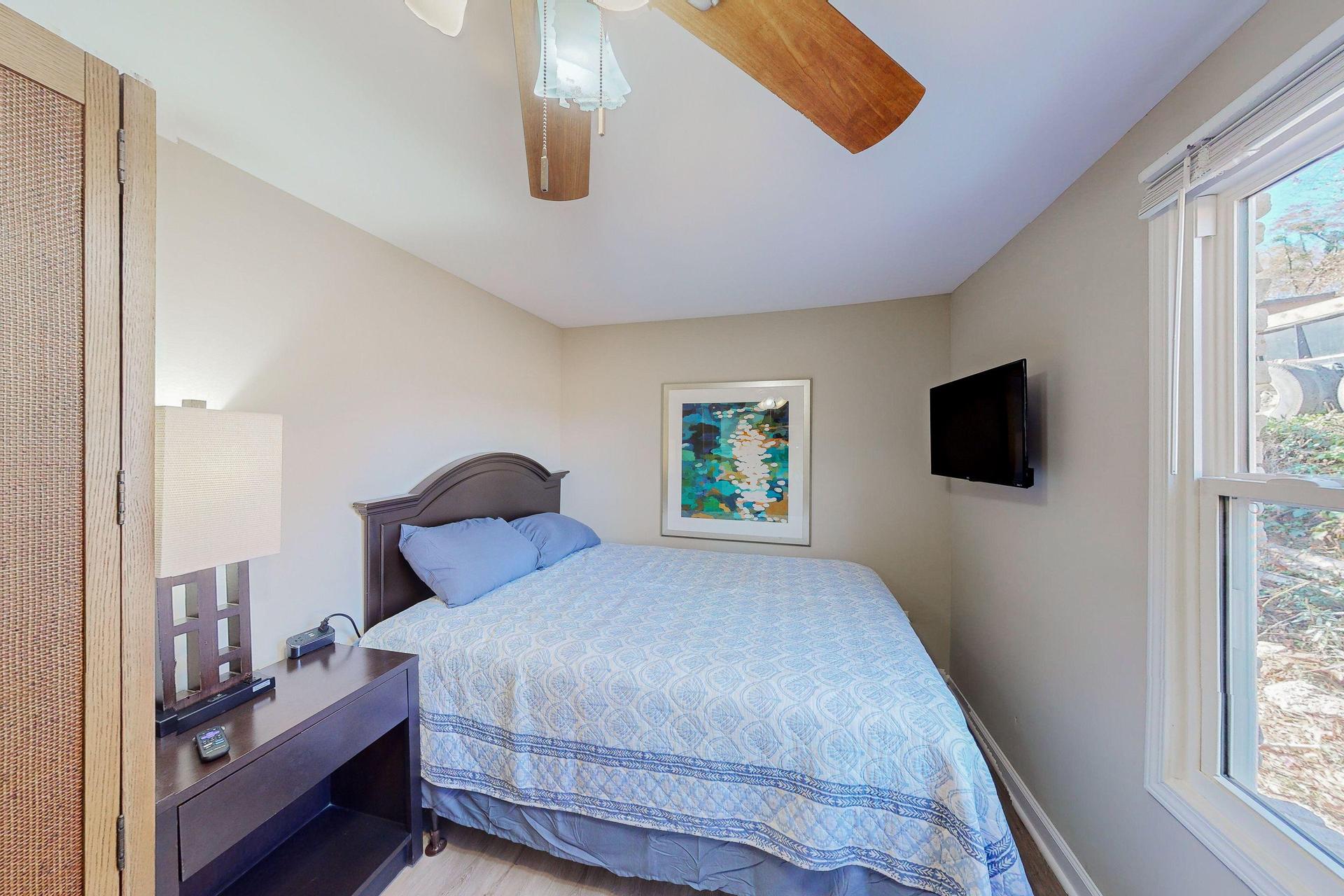 Queen Bedroom w private entrance