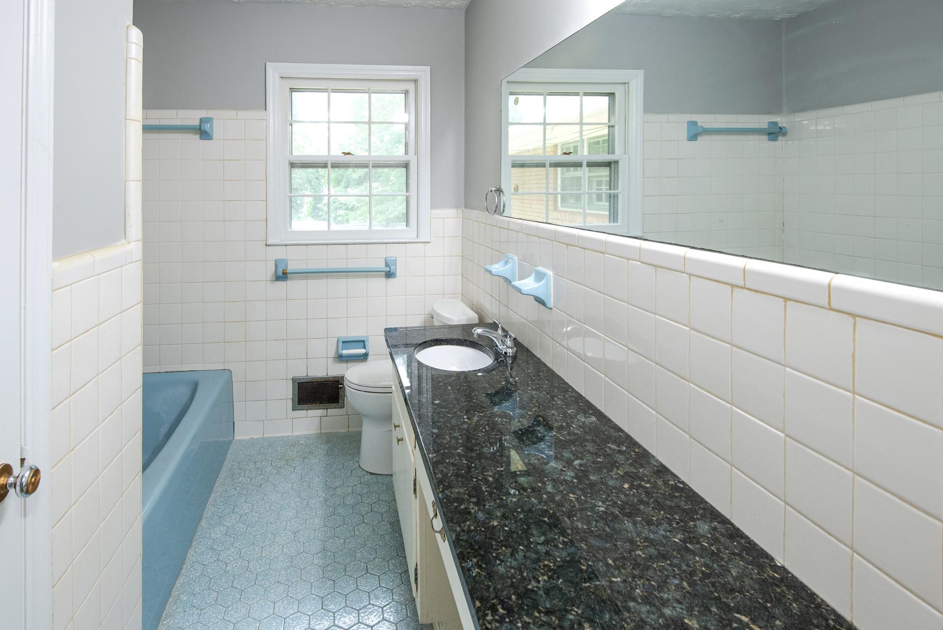 bathroom, detected: window blind, bathtub