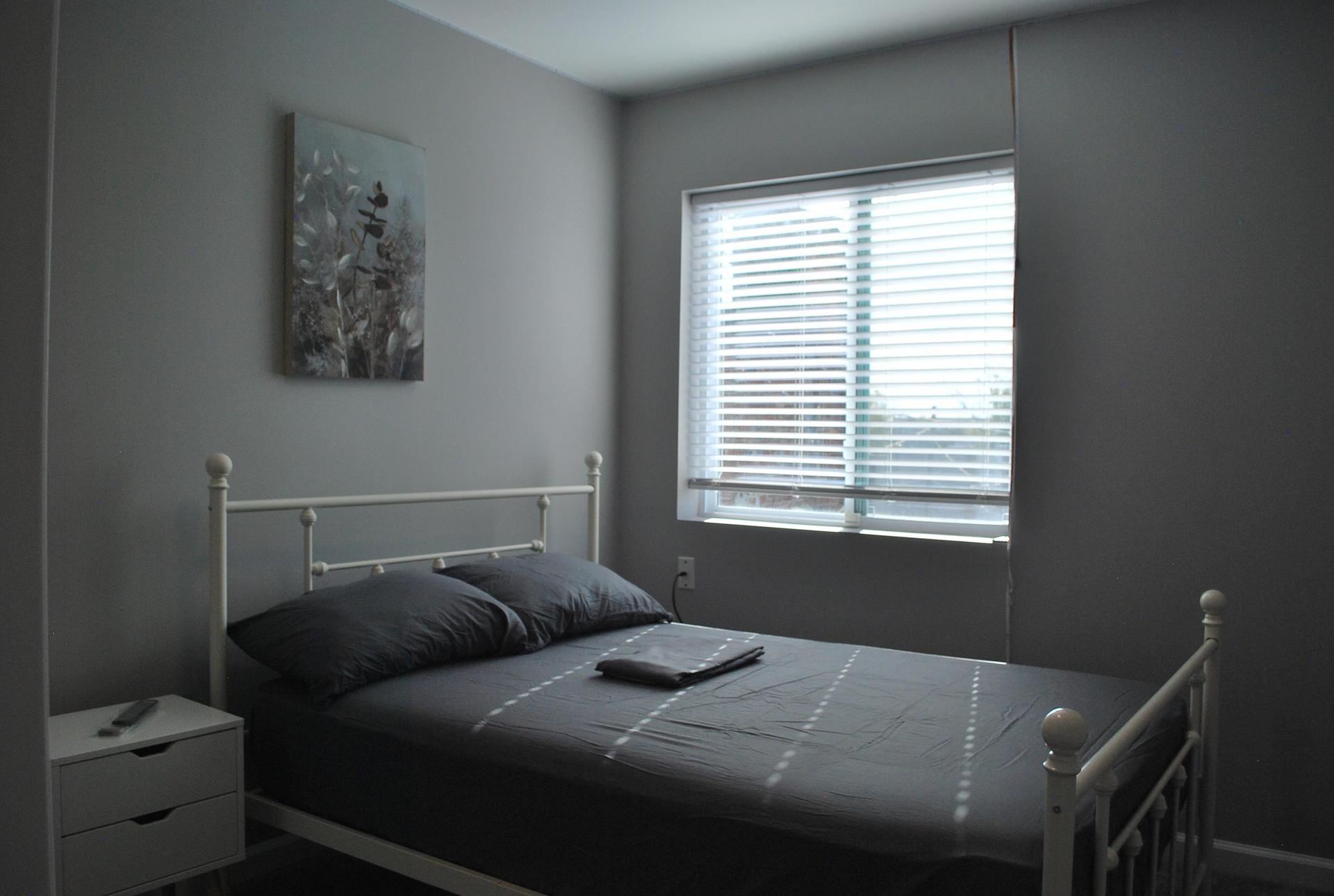 Room E / Queen Bed / Tv