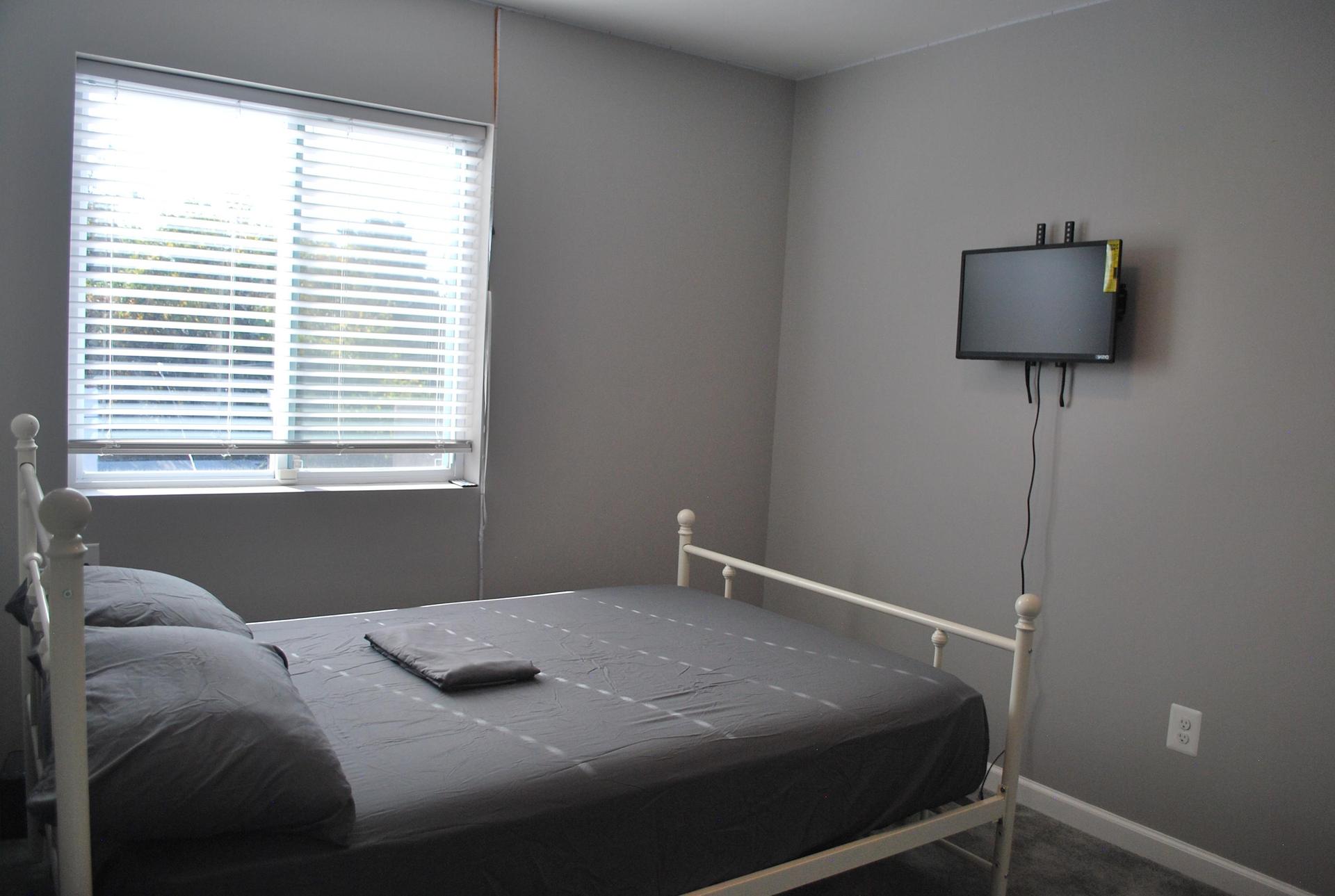 Room E / Queen Bed / Tv