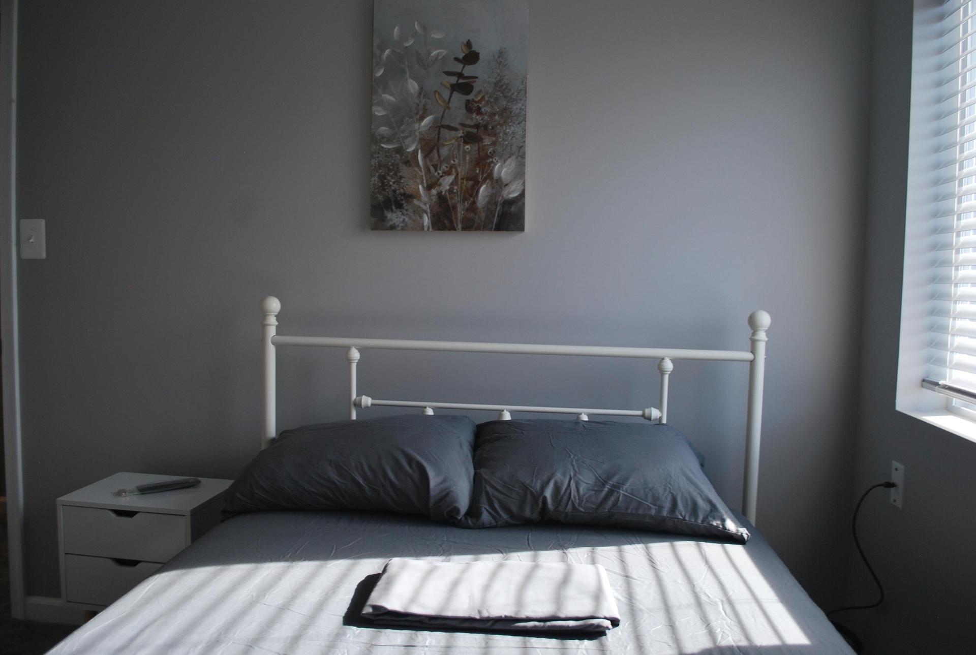 Room E / Queen Bed / Tv