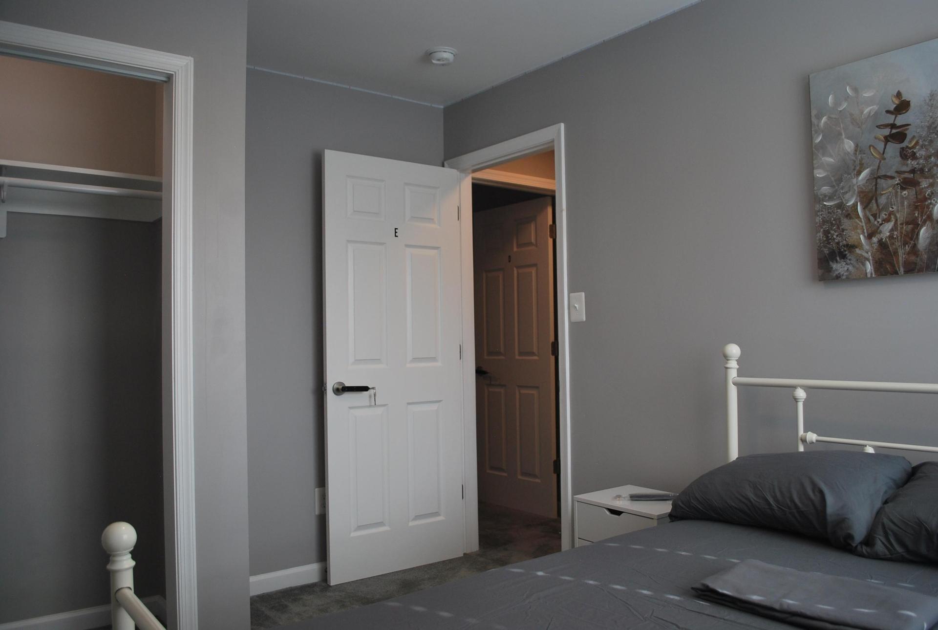 Room E / Queen Bed / Tv