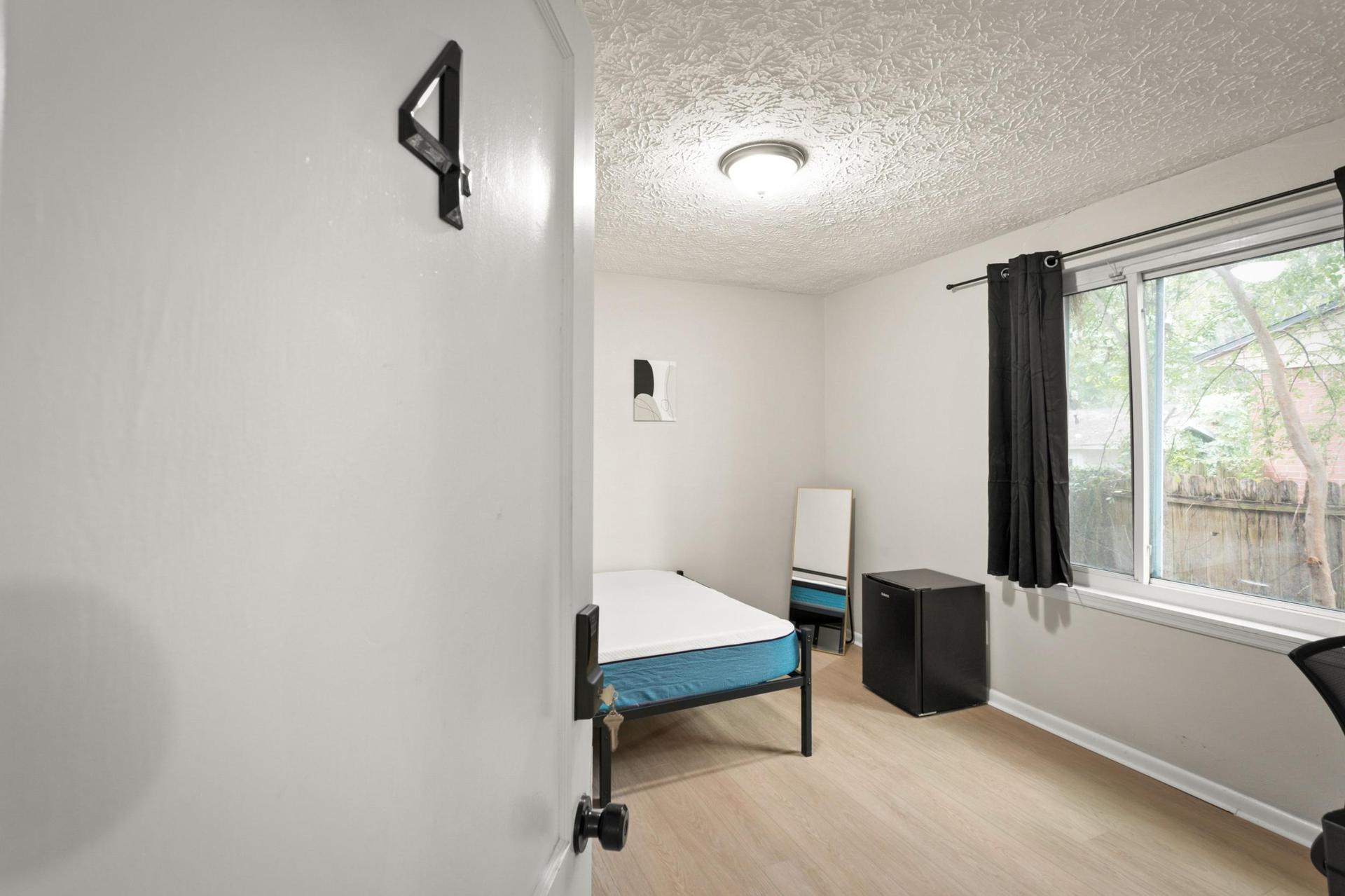 Room 4 bright and airy with a ceiling fixture
