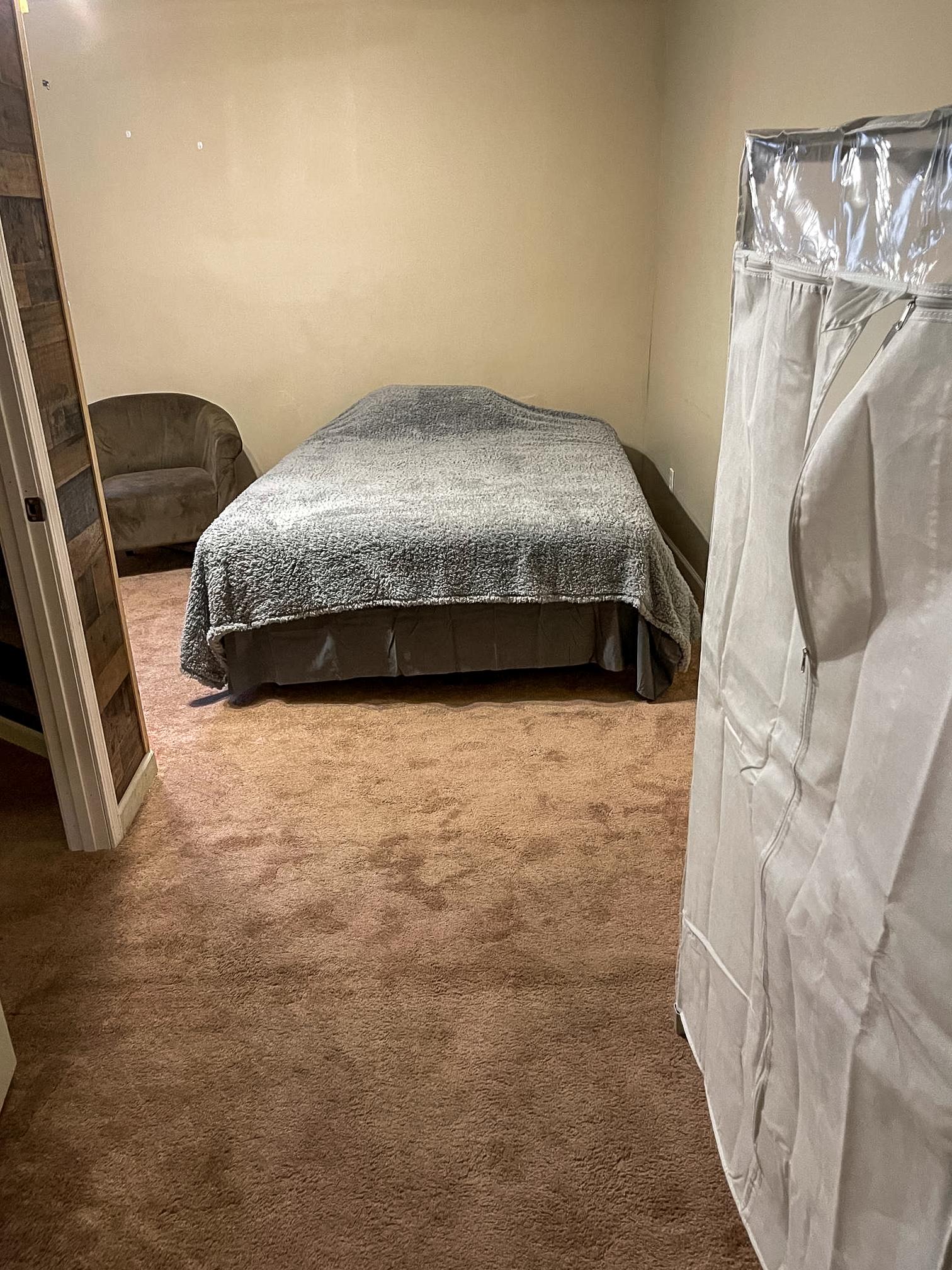 bedroom, detected: bed, carpet