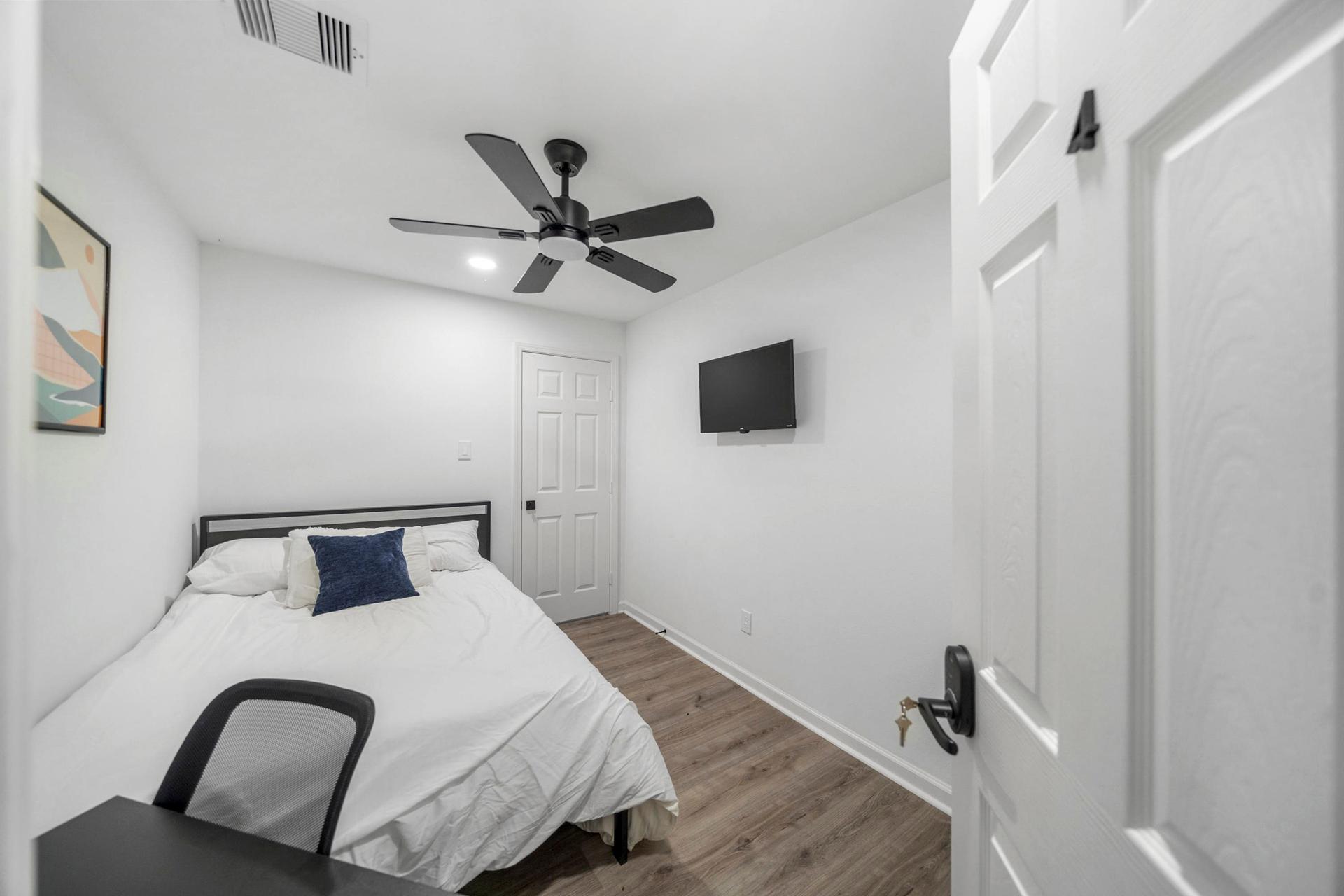 bedroom, detected:ceiling fan, bed