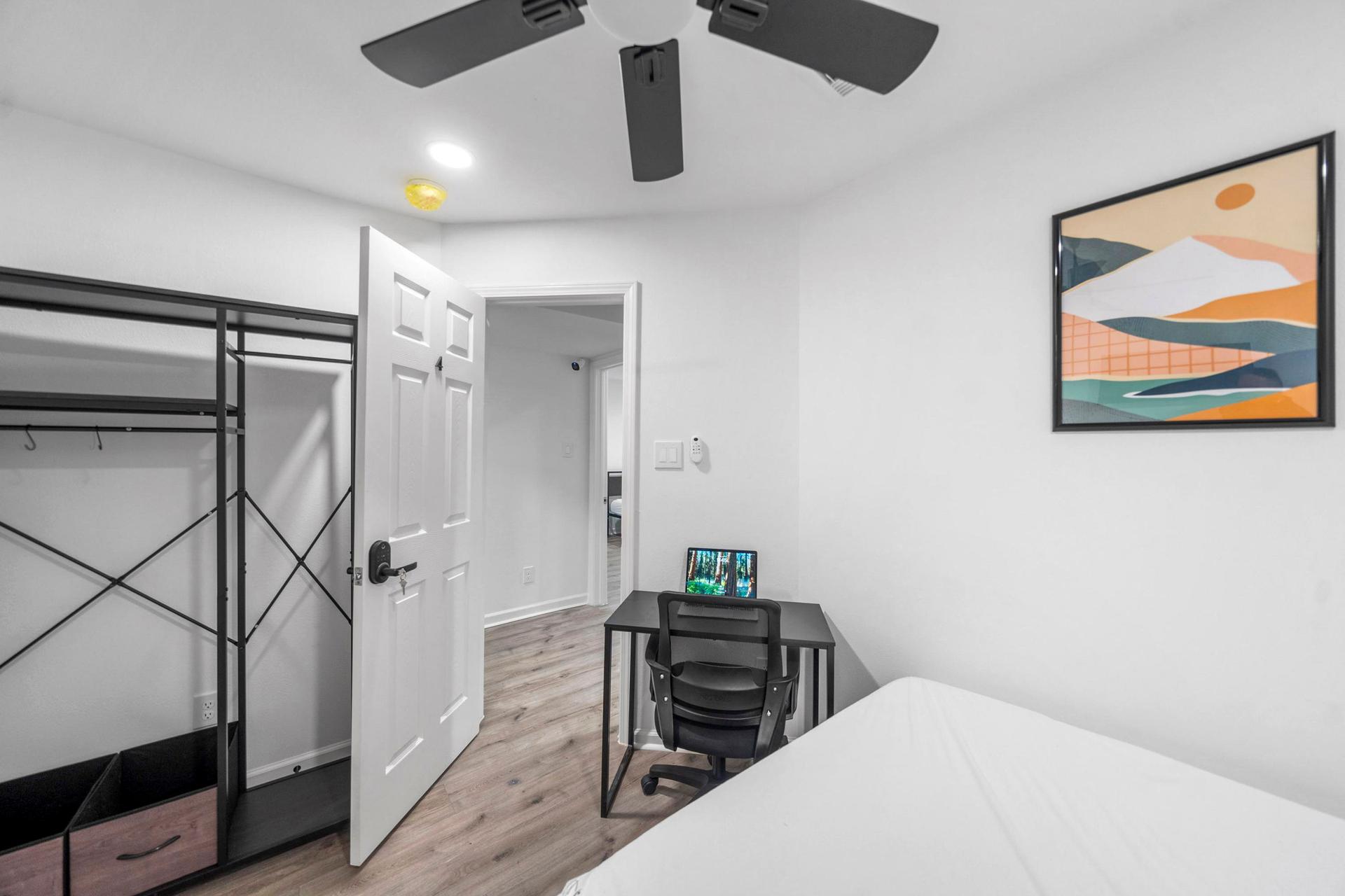 bedroom, detected:ceiling fan, bed