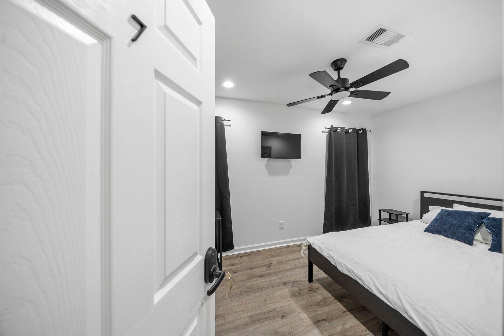 bedroom, detected:ceiling fan, bed