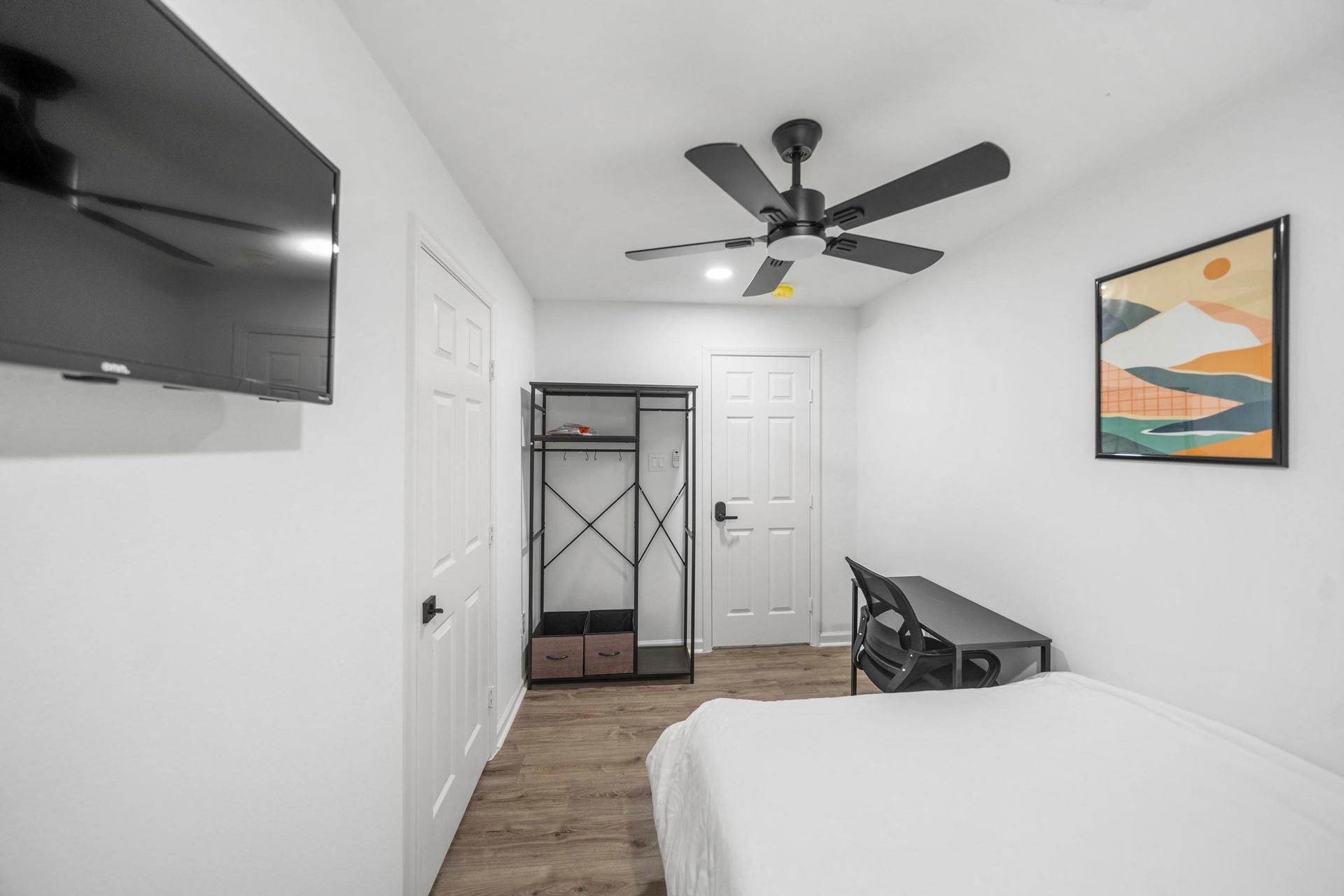 bedroom, detected:ceiling fan, bed