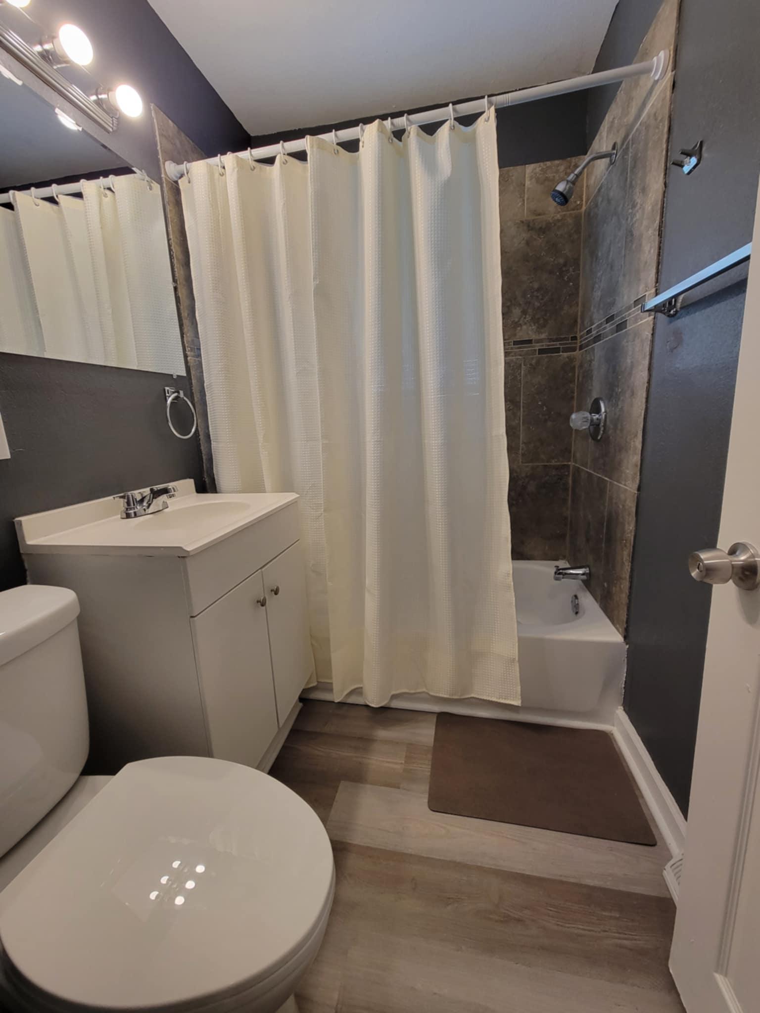 Shared bathroom for rooms 3 & 4.