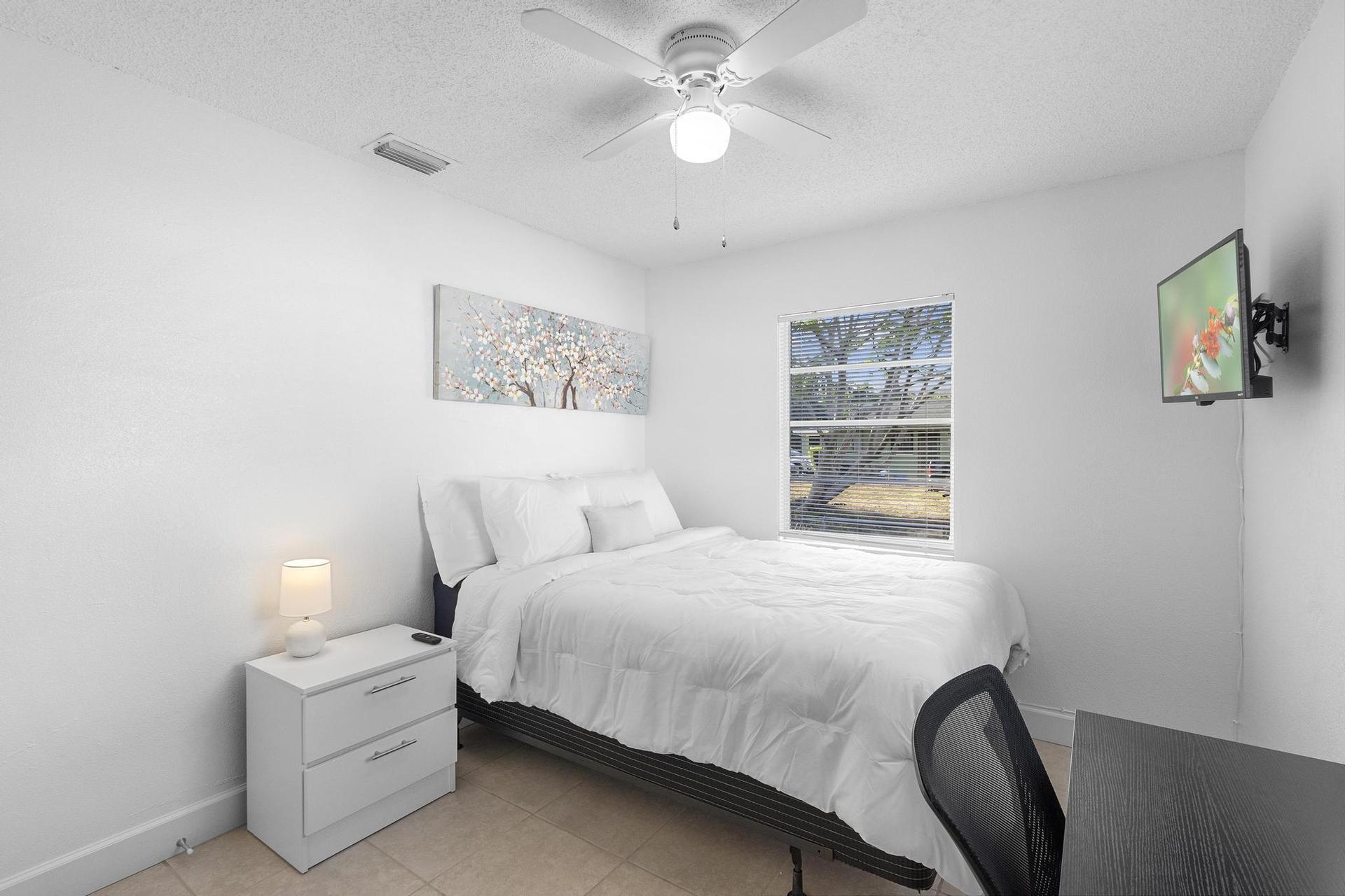 🏠 Room #1 – Serene Den 🌿
Large queen room with ergonomic desk, TV & closet — cozy, stylish & move-in ready in Sanford, FL