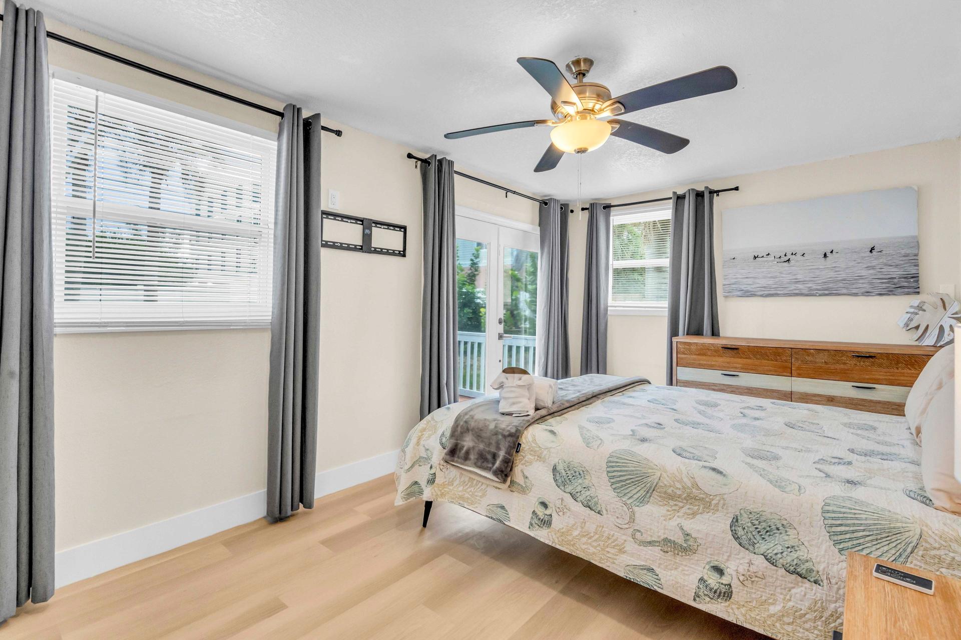 bedroom, detected:ceiling fan, bed