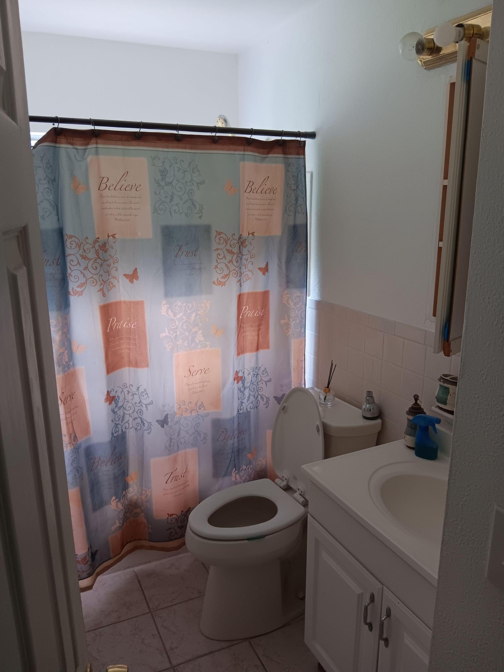 Believe, Praise, Serve, Trust bathroom with 19" Glory