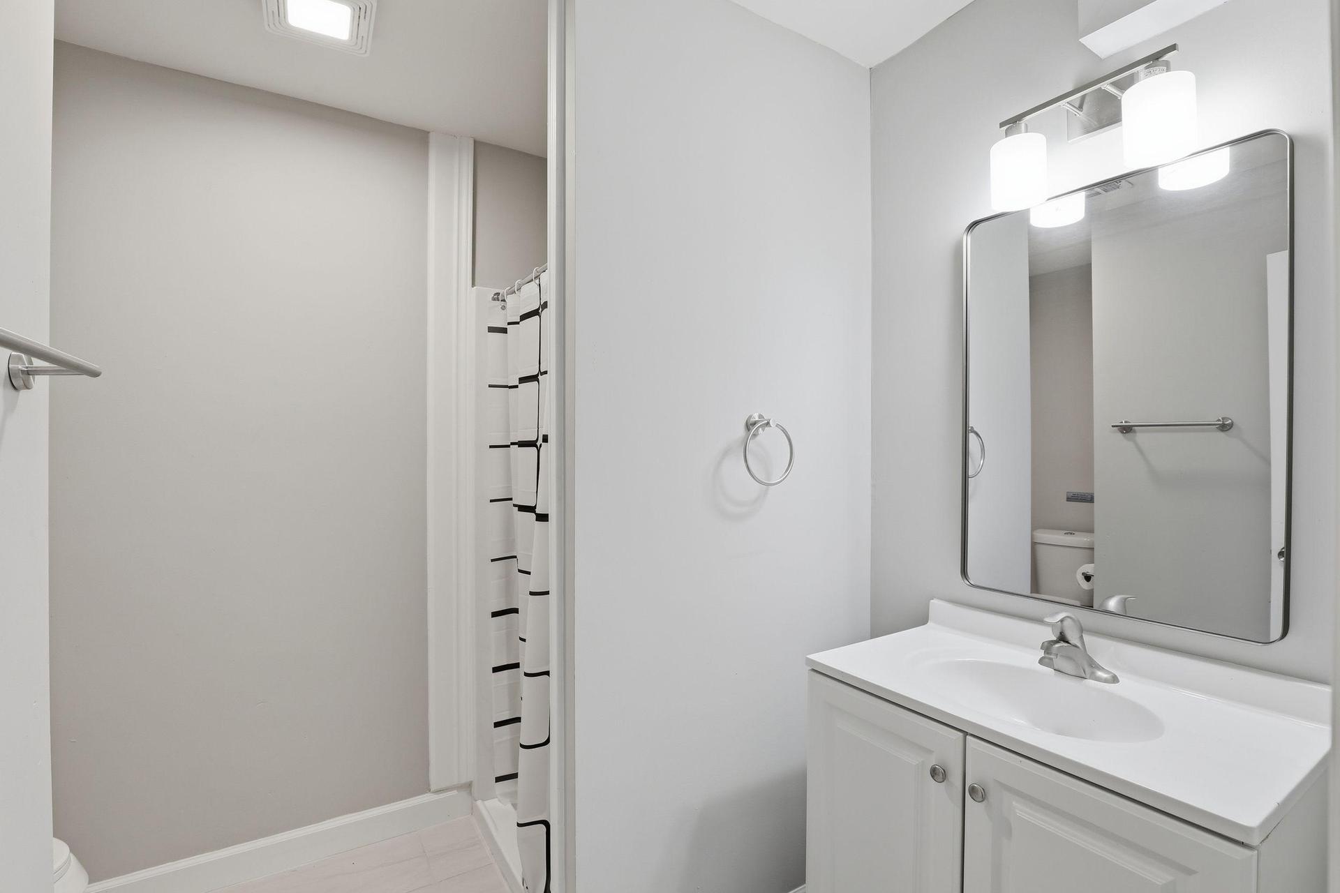 D/S Shared Bathroom #2