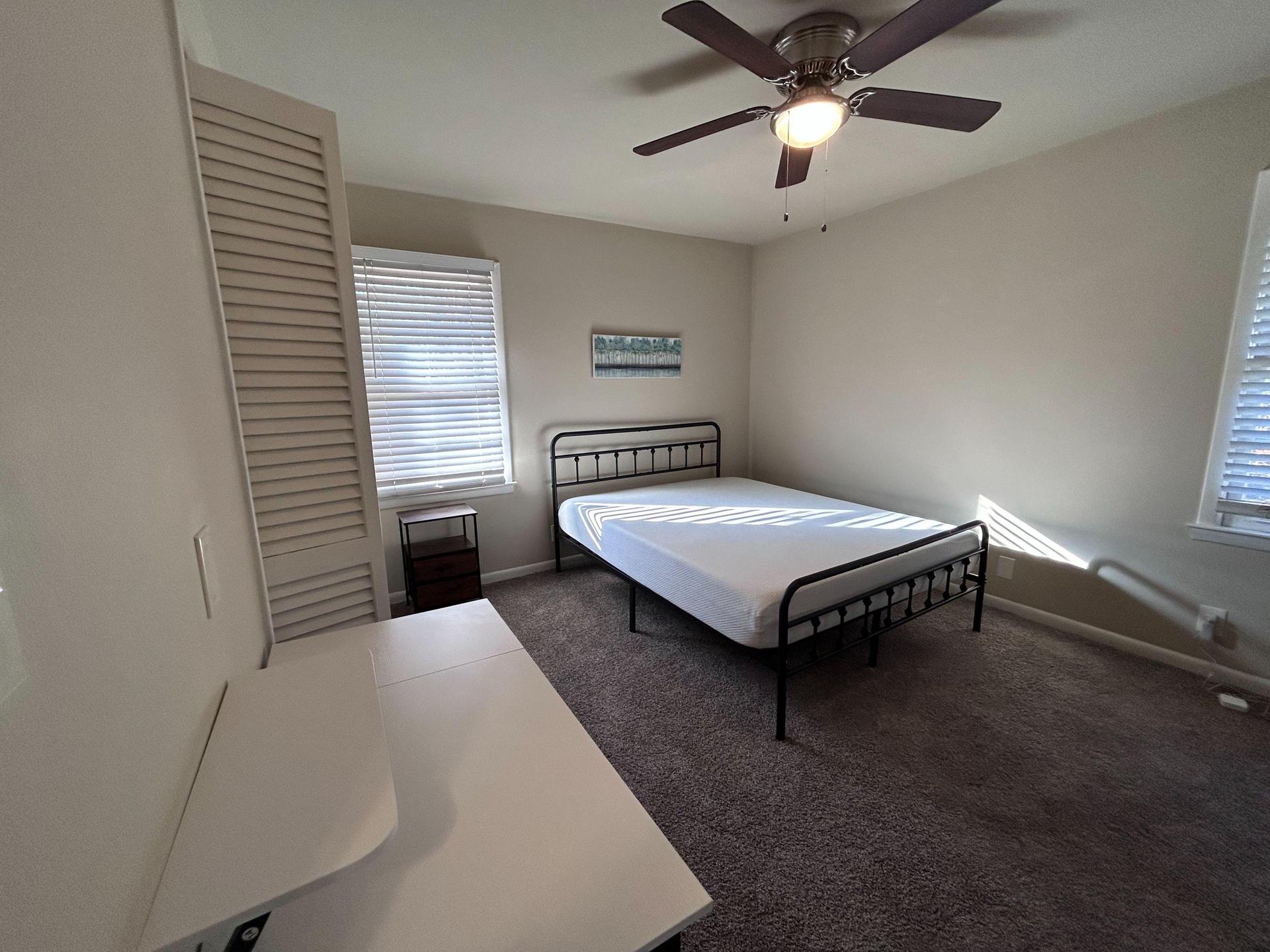 Private Room / Bathroom with Ceiling fan