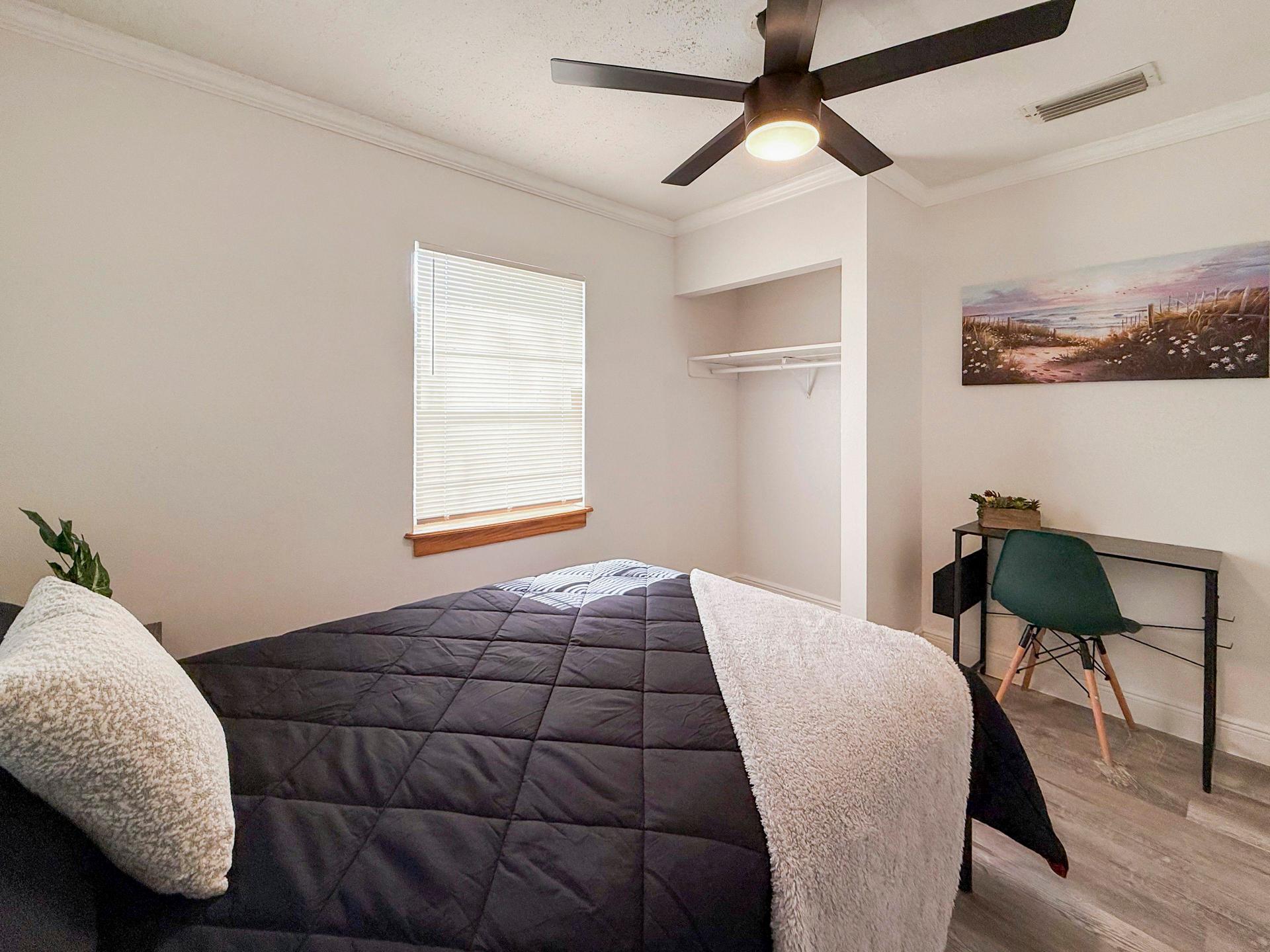 bedroom, detected:ceiling fan, bed, window blind