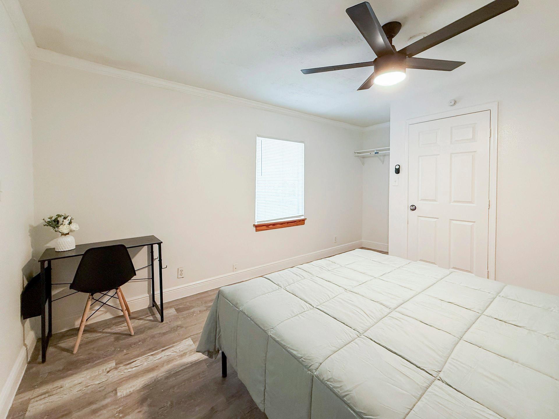 bedroom, detected:ceiling fan, bed