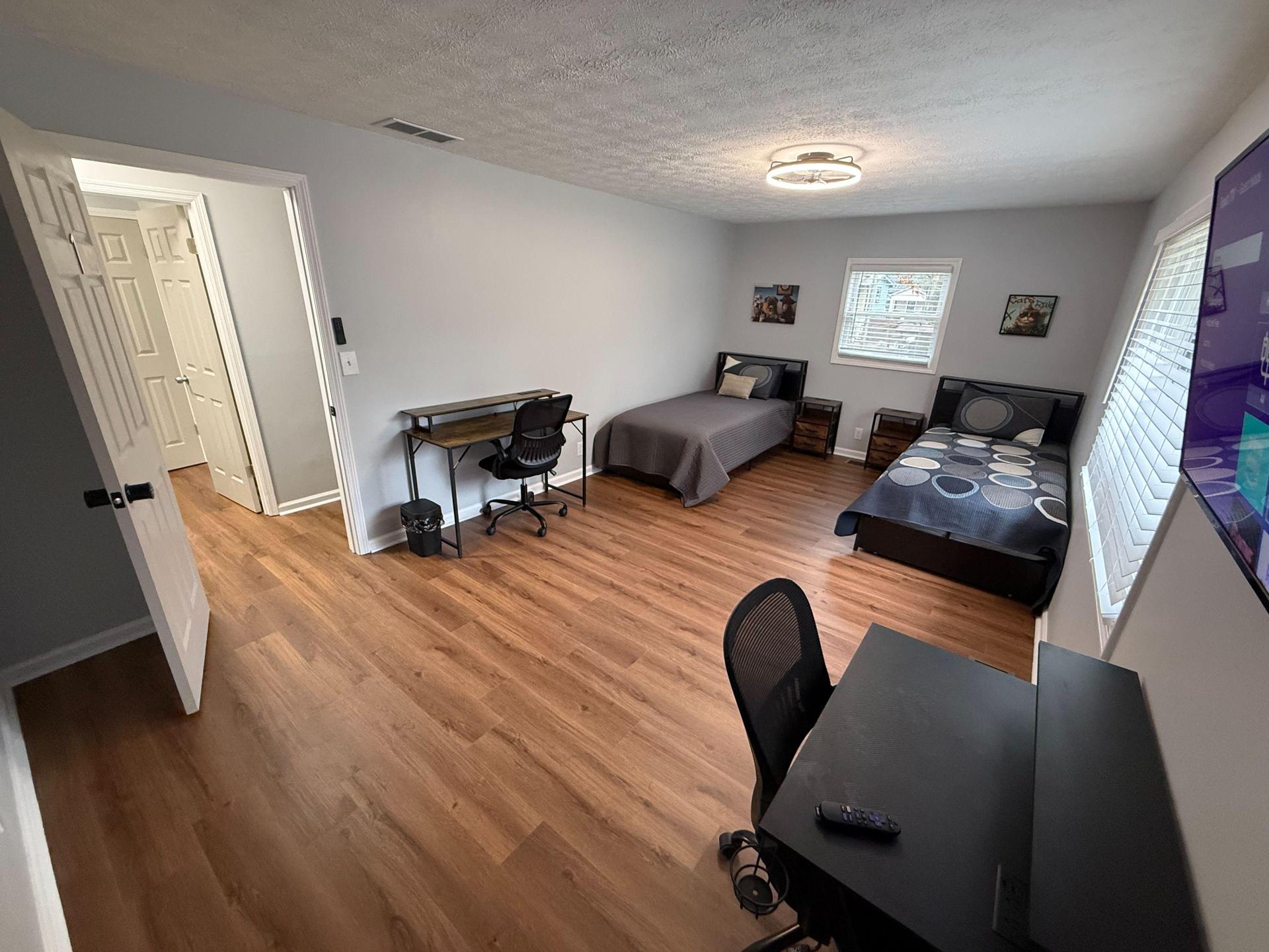 King Bed or 2 Twin XL and can be re-arranged