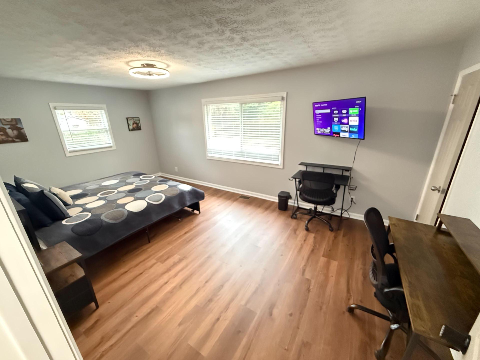 King Bed or 2 Twin XL and can be re-arranged