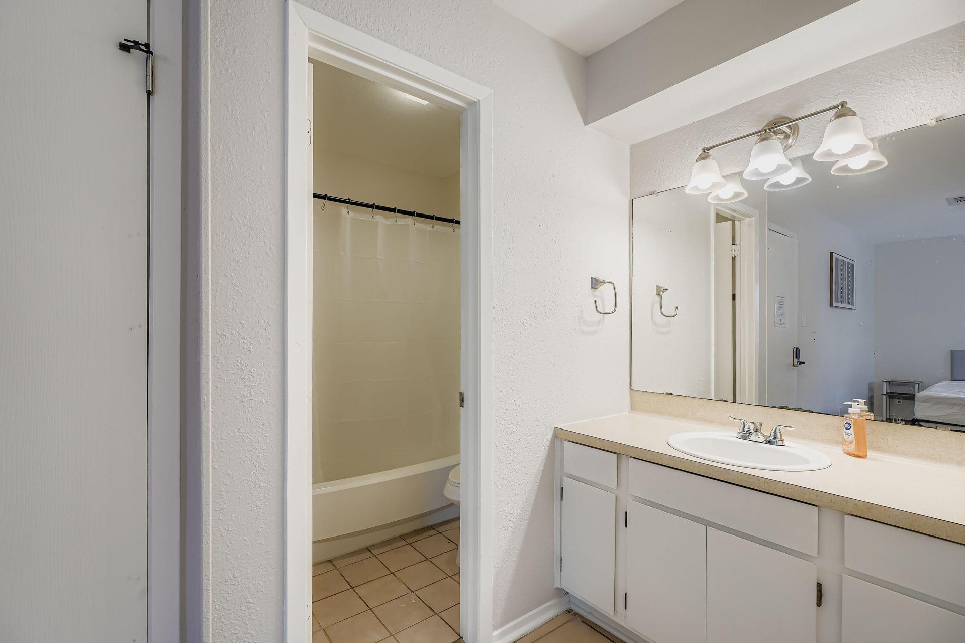 Full bath with a tub 🛀