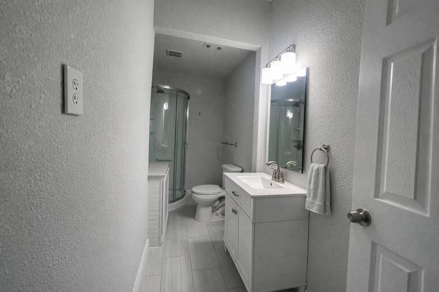 Shared bathroom 1 (downstairs)