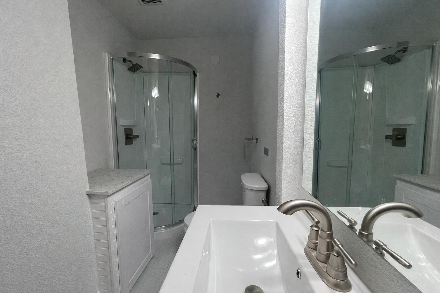 Shared bathroom 1 (downstairs)