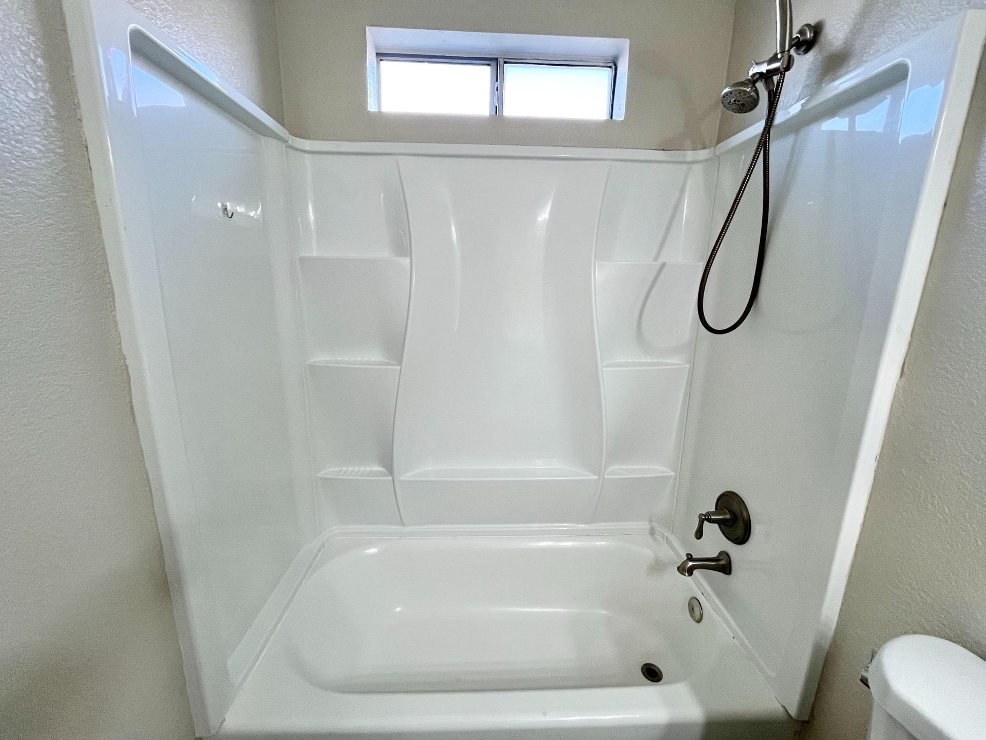 COMMUNITY BATHROOM FOR ROOM 2 + 3