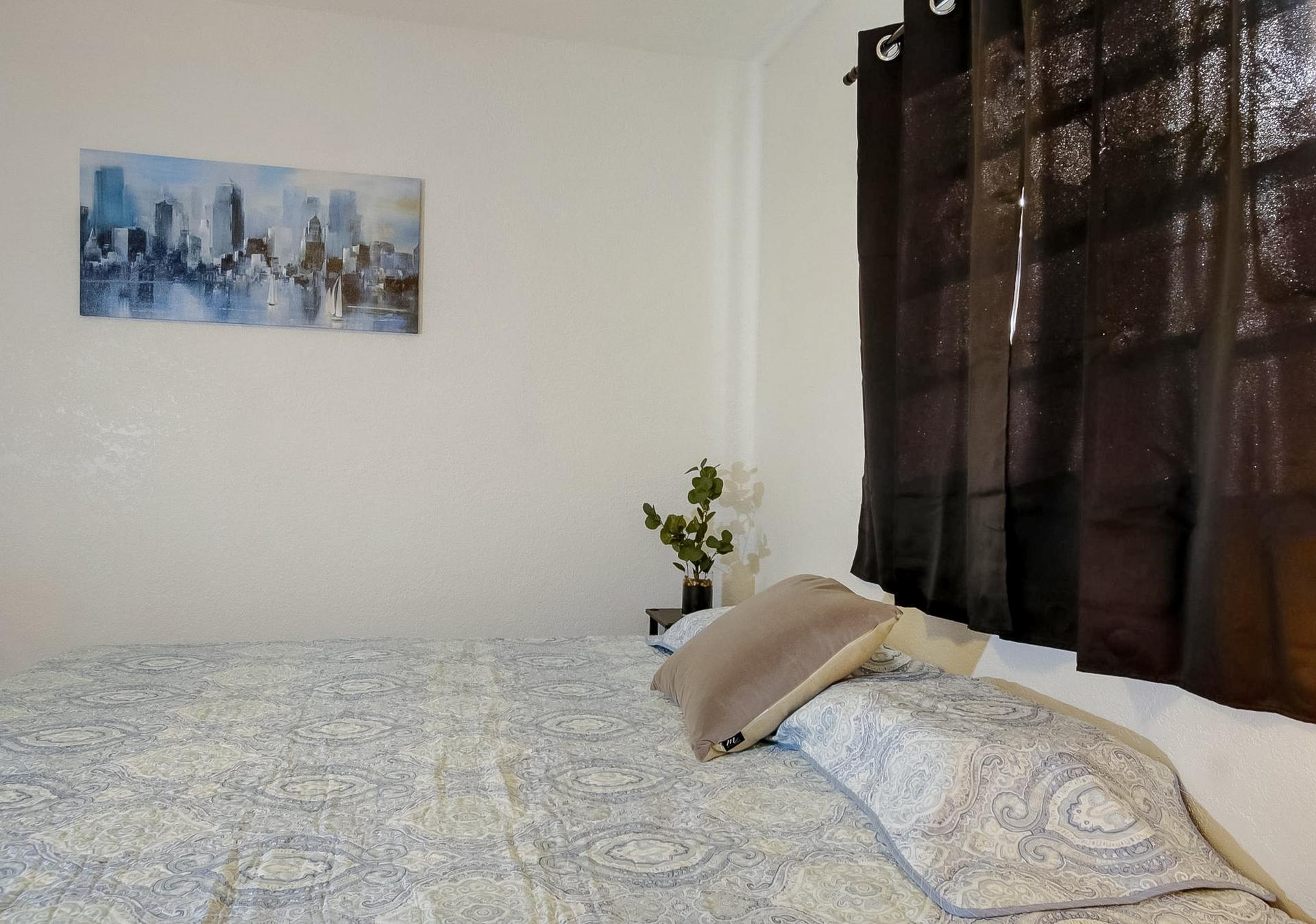 bedroom, detected:bed, carpet