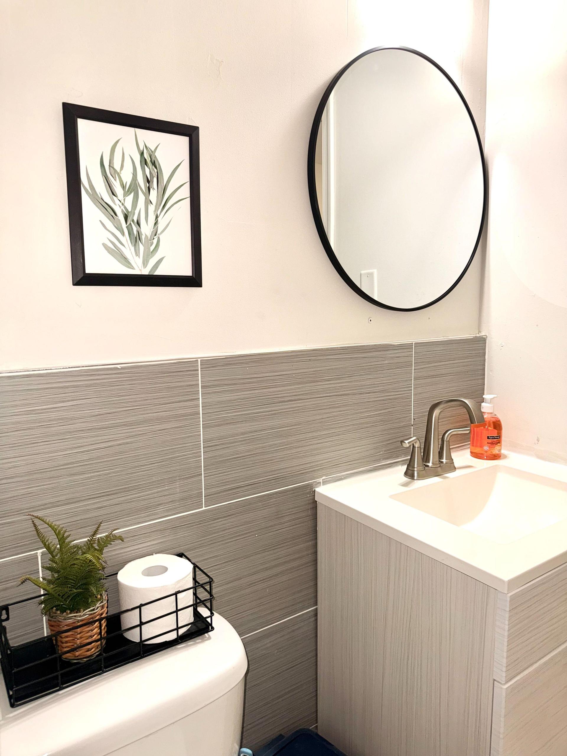 Tiny Cozy Inn Suite (Private Bath)