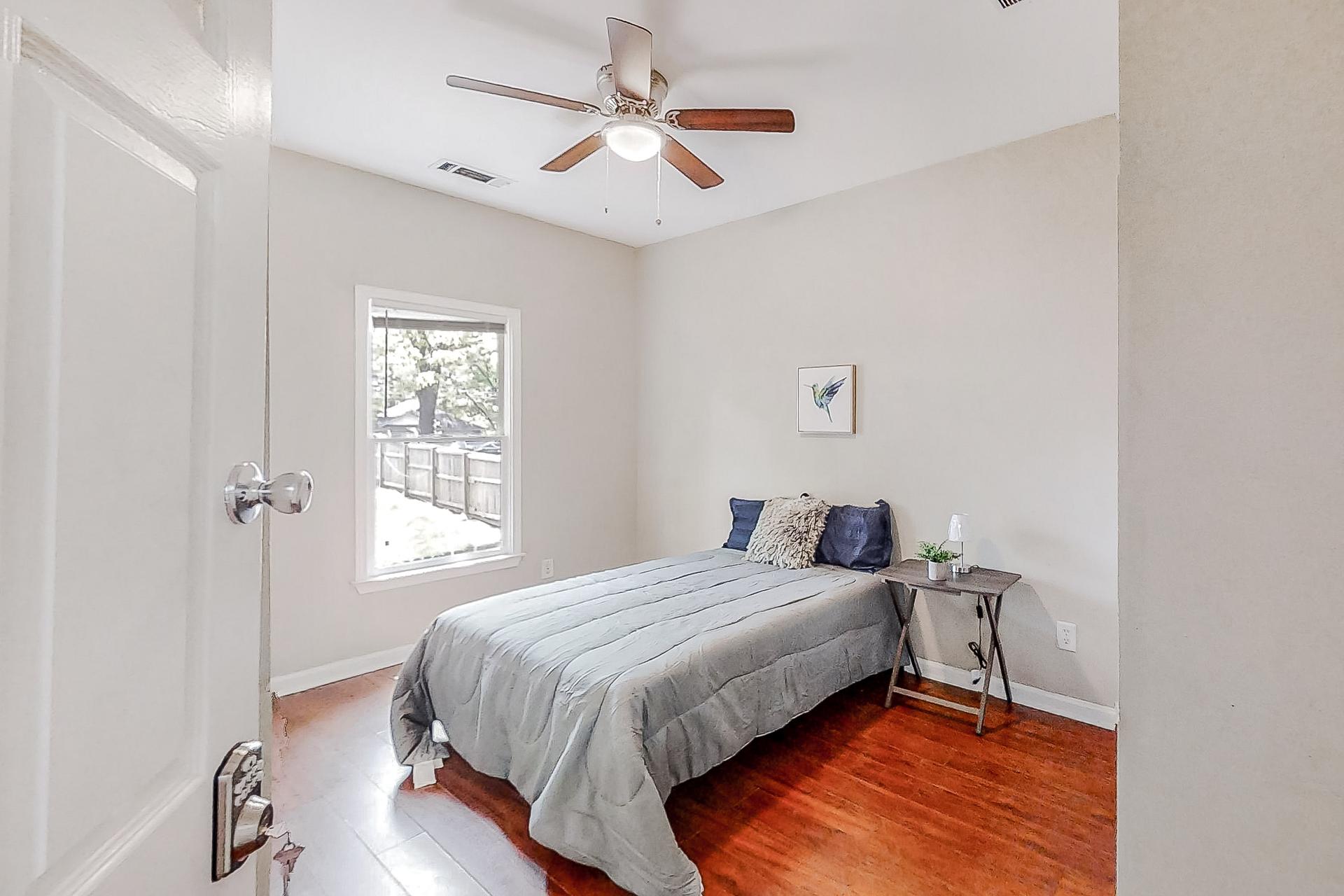 bedroom, detected:ceiling fan, window blind, bed