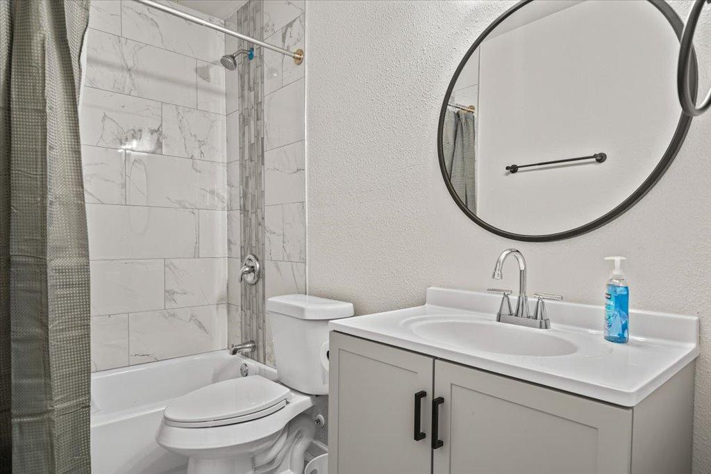 Shared Bath in Hallway