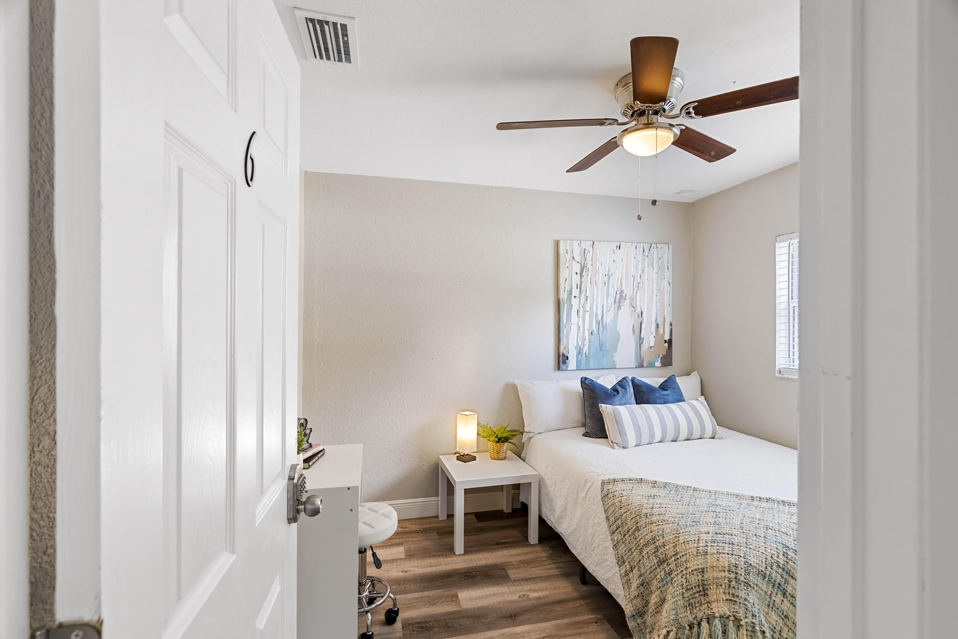 bedroom, detected:ceiling fan, bed, window blind