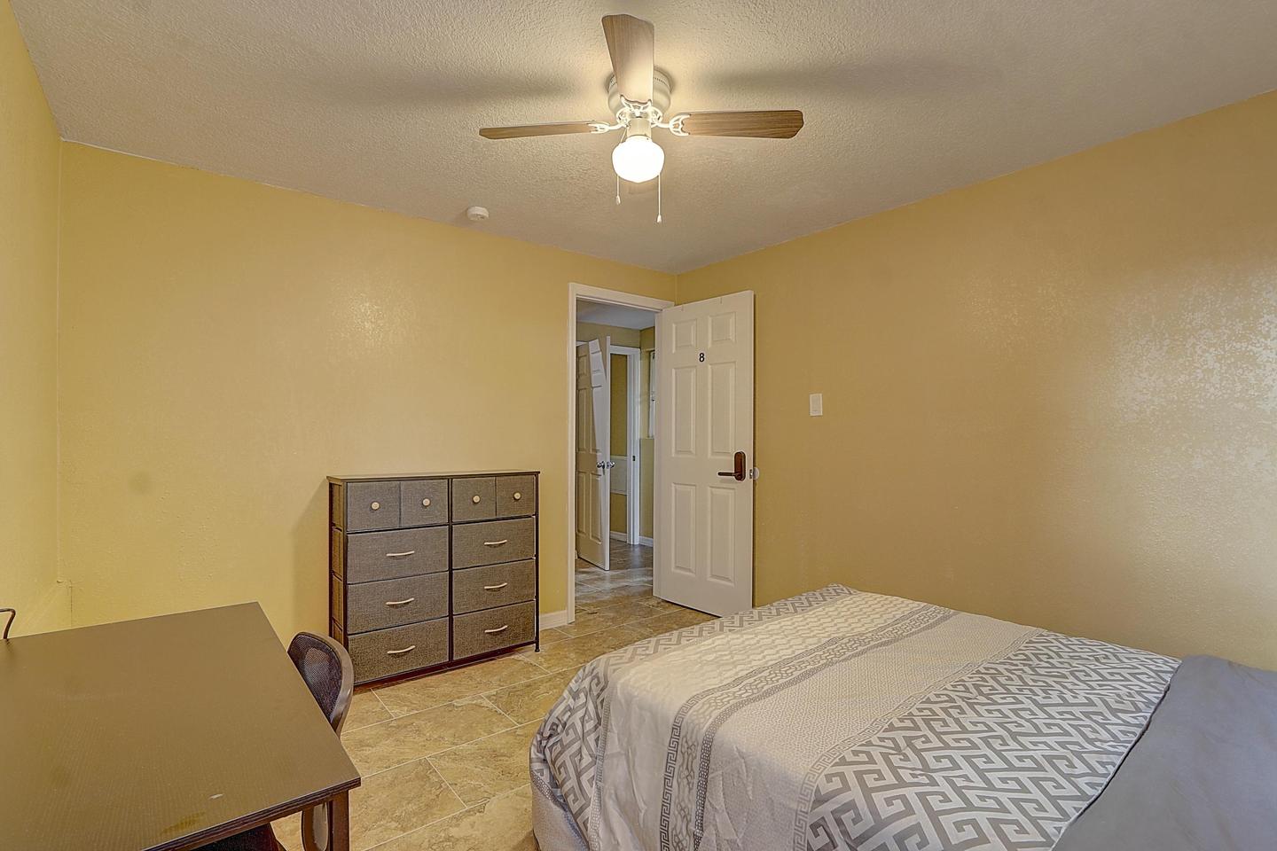 Large Room (8) - 132 sq ft, Private AC