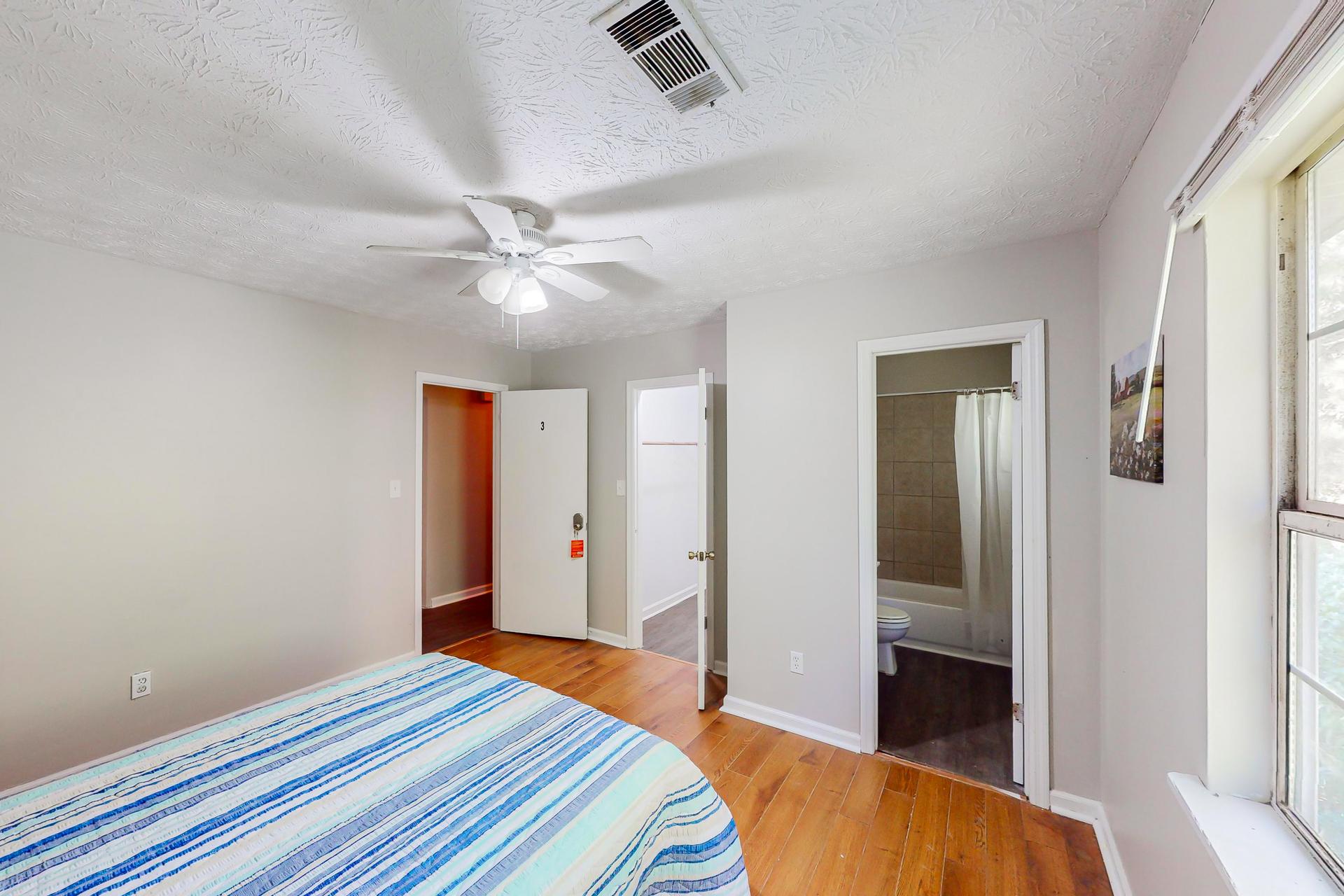 bedroom, detected:ceiling fan, bed, window blind