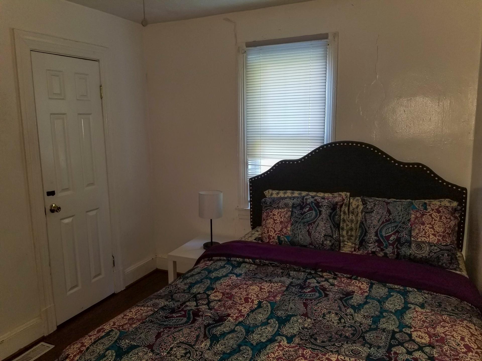 bedroom, detected:window blind, bed, carpet