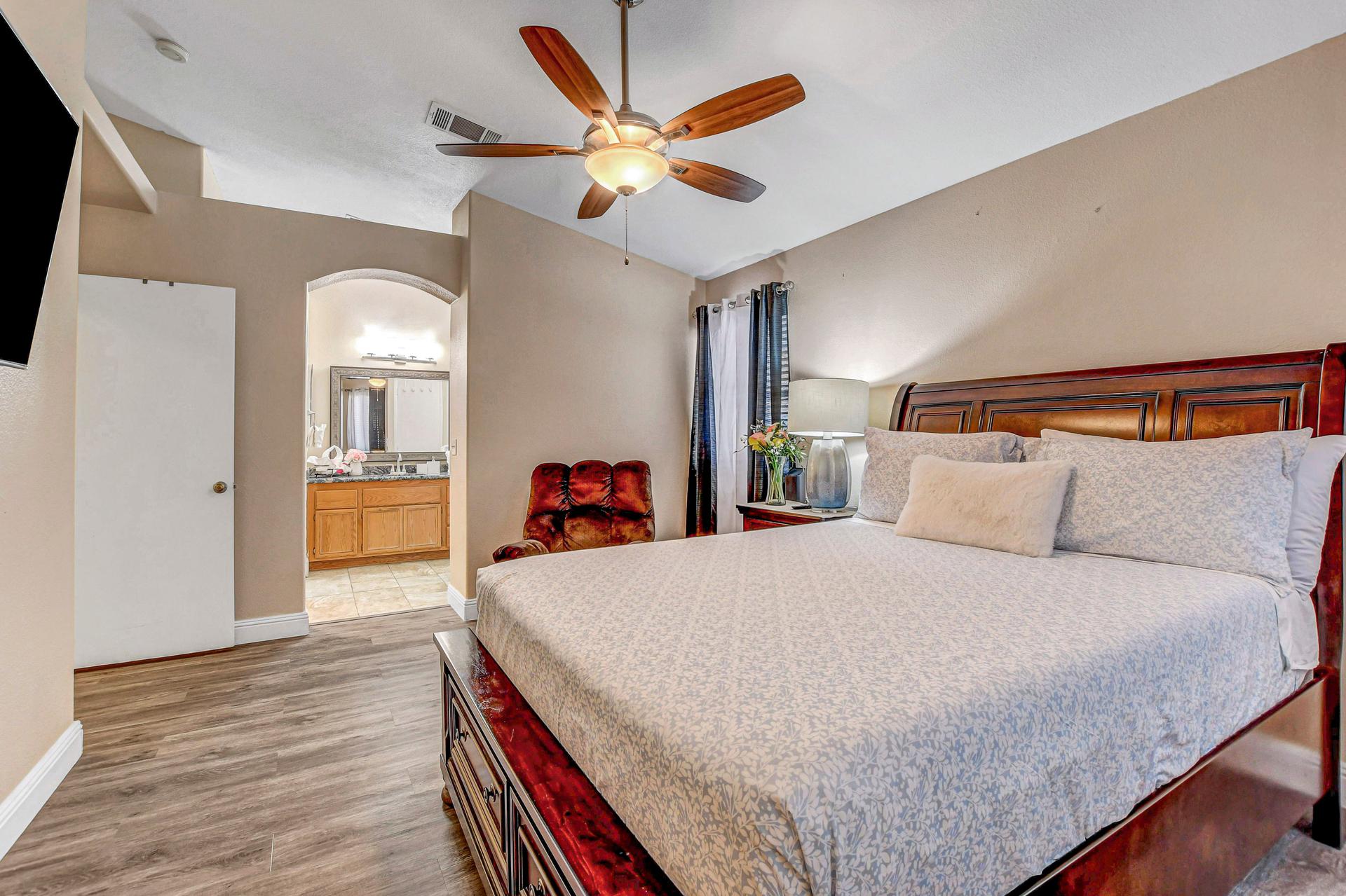 bedroom, detected:ceiling fan, bed, window blind