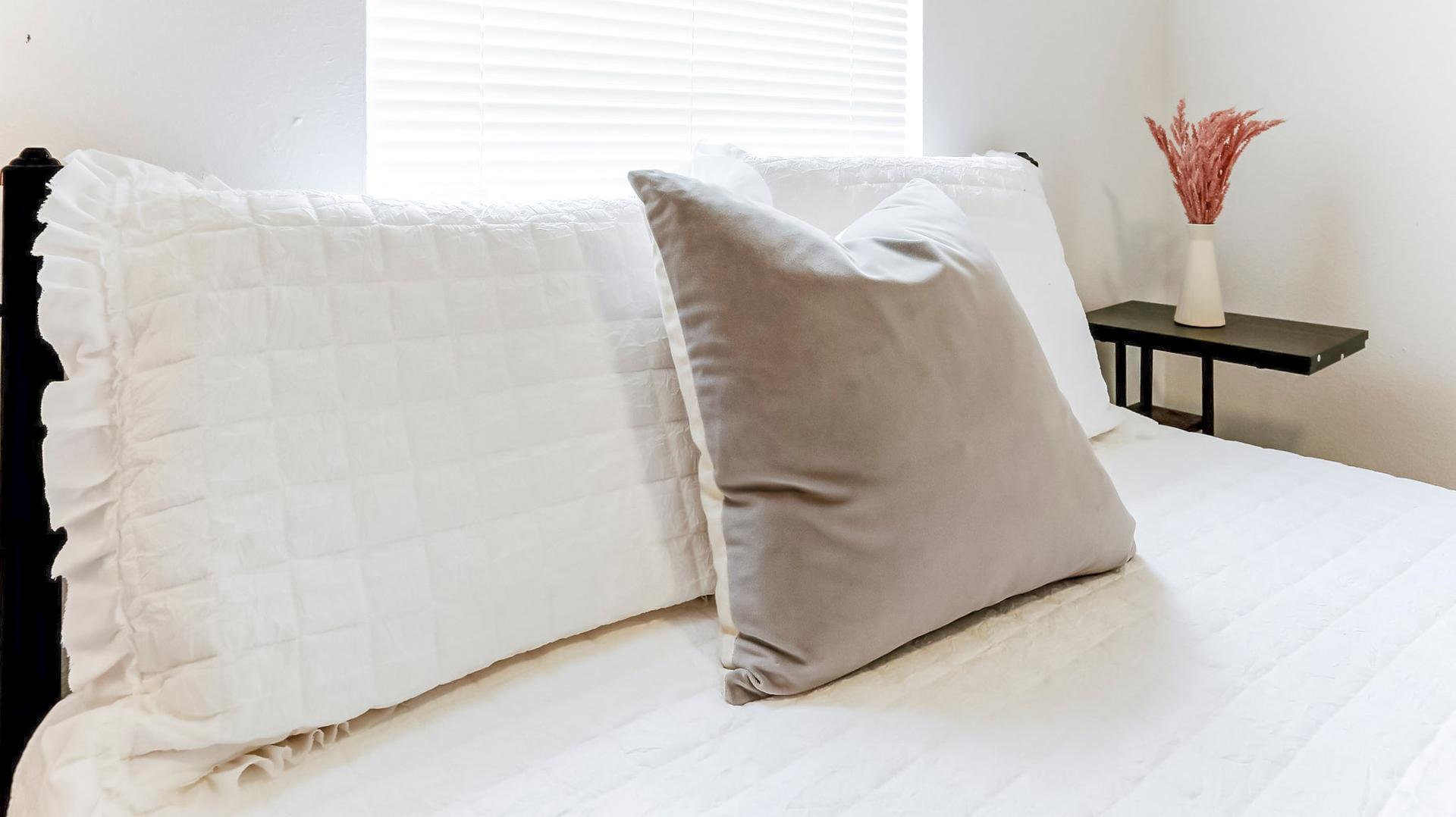 living_room, detected:window blind