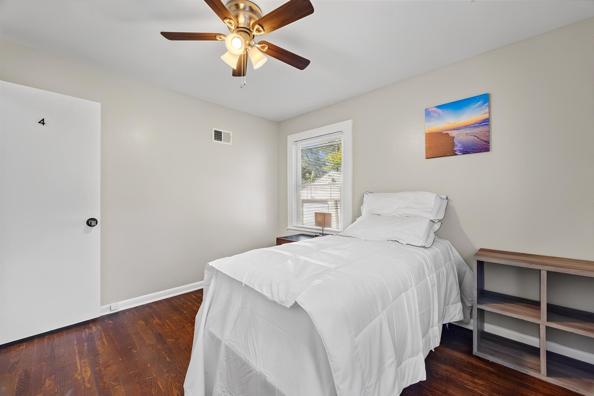 bedroom, detected:ceiling fan, window blind, bed