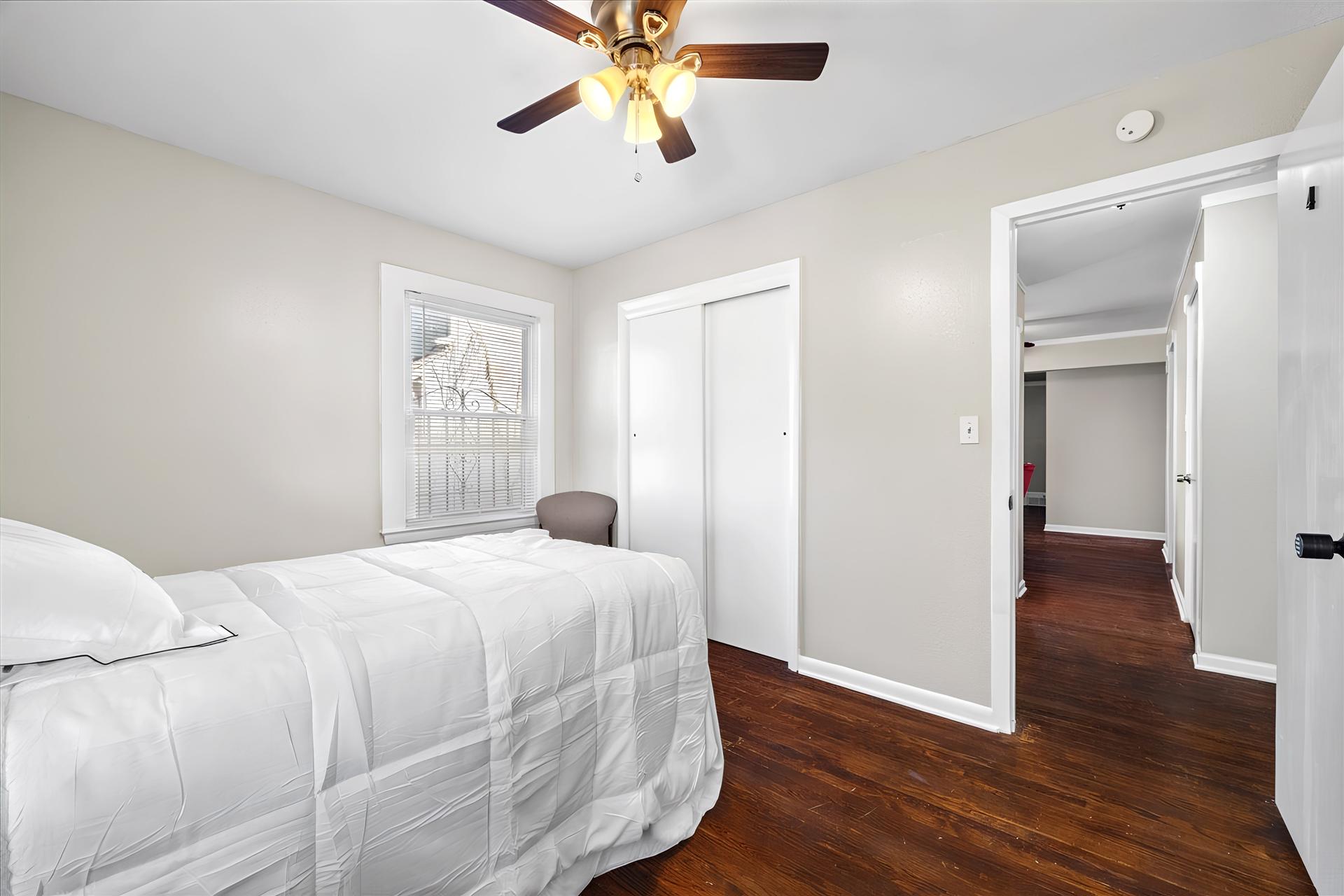 bedroom, detected:ceiling fan, bed, window blind