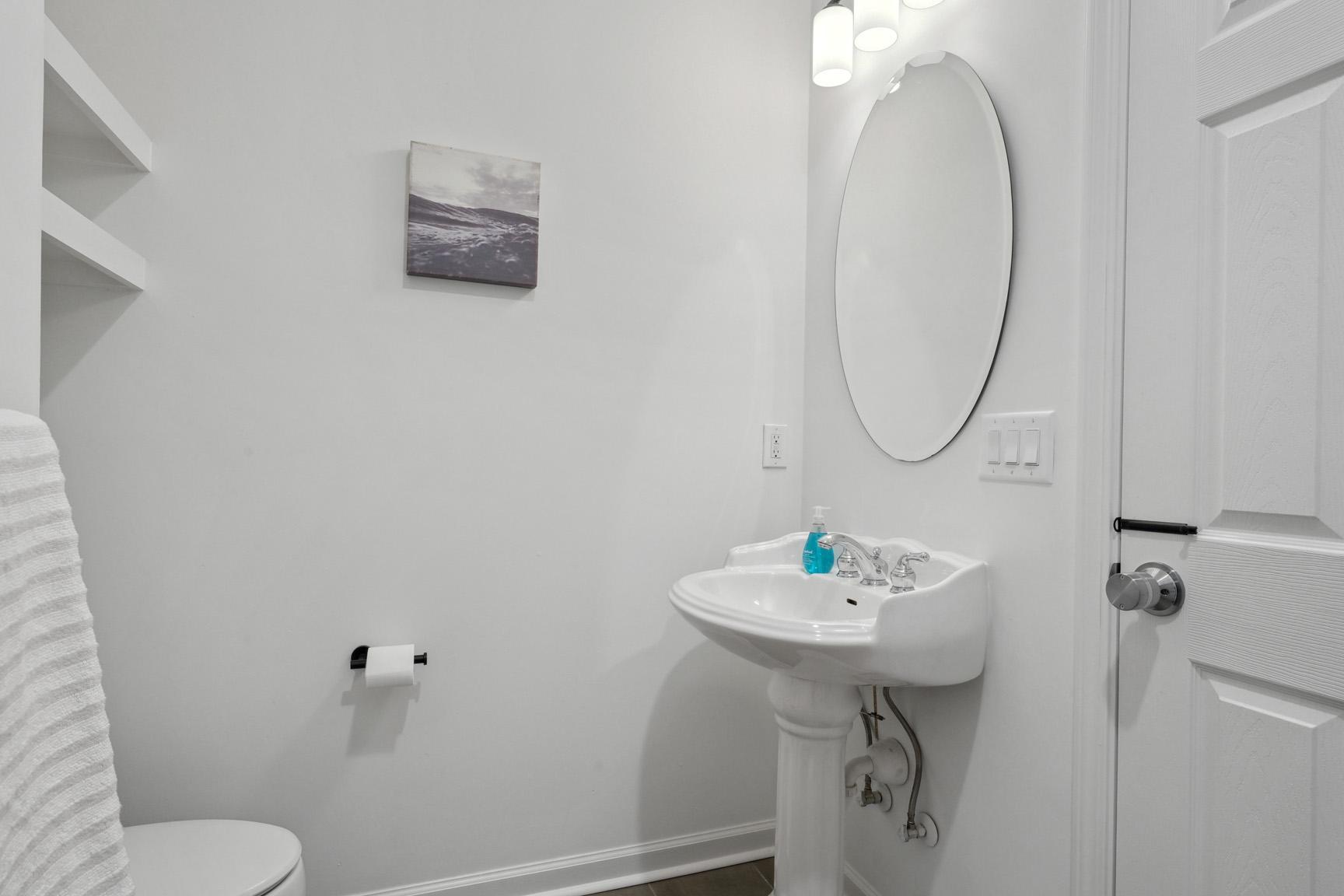 A second photo of the bathroom