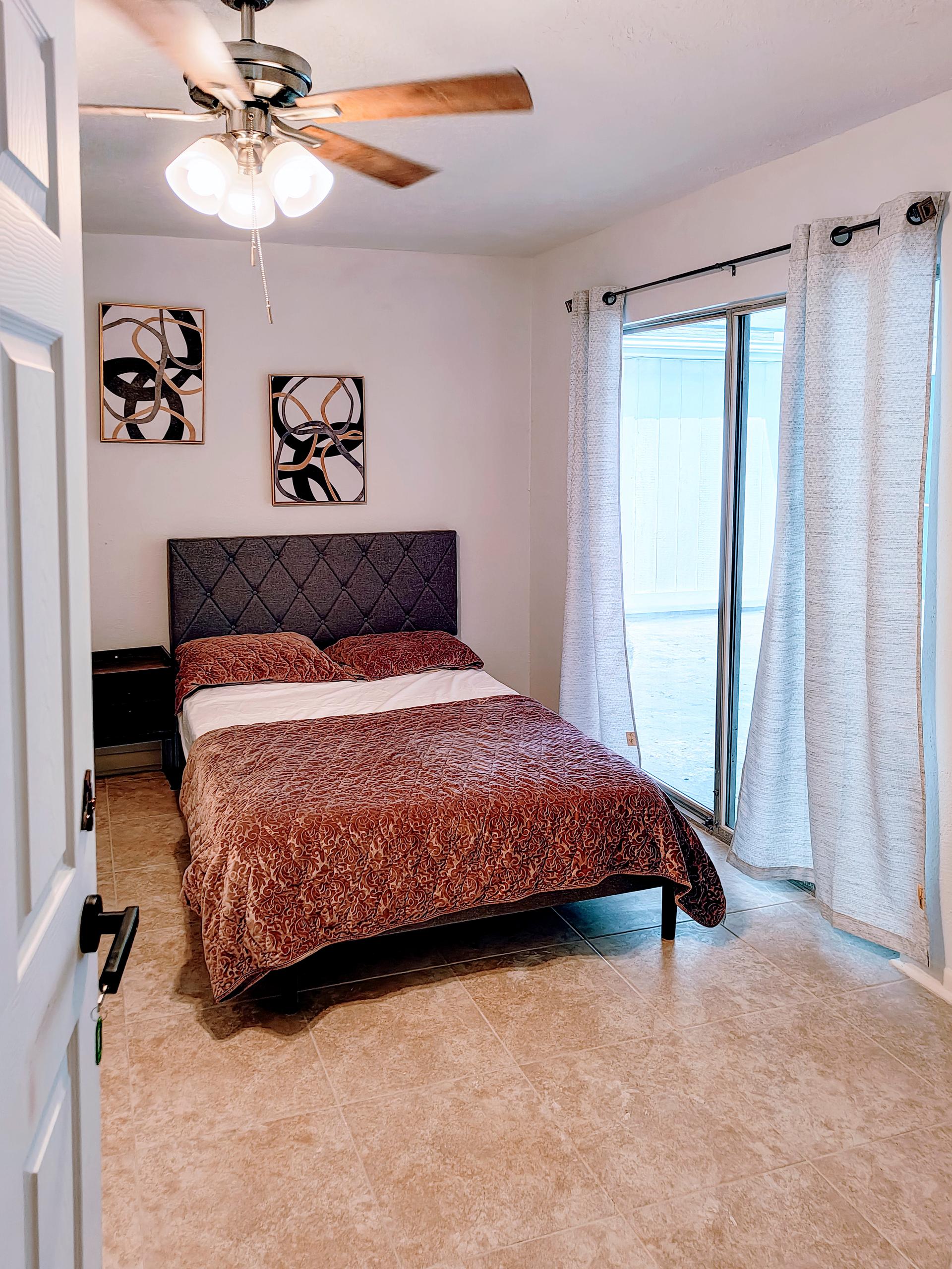 bedroom, detected:ceiling fan, bed, window blind