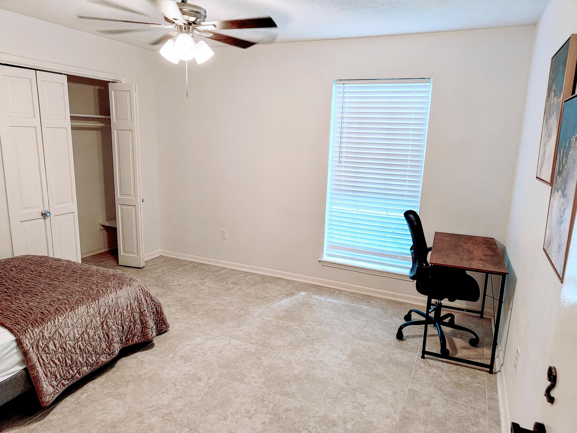 living_room, detected:ceiling fan, window blind, carpet