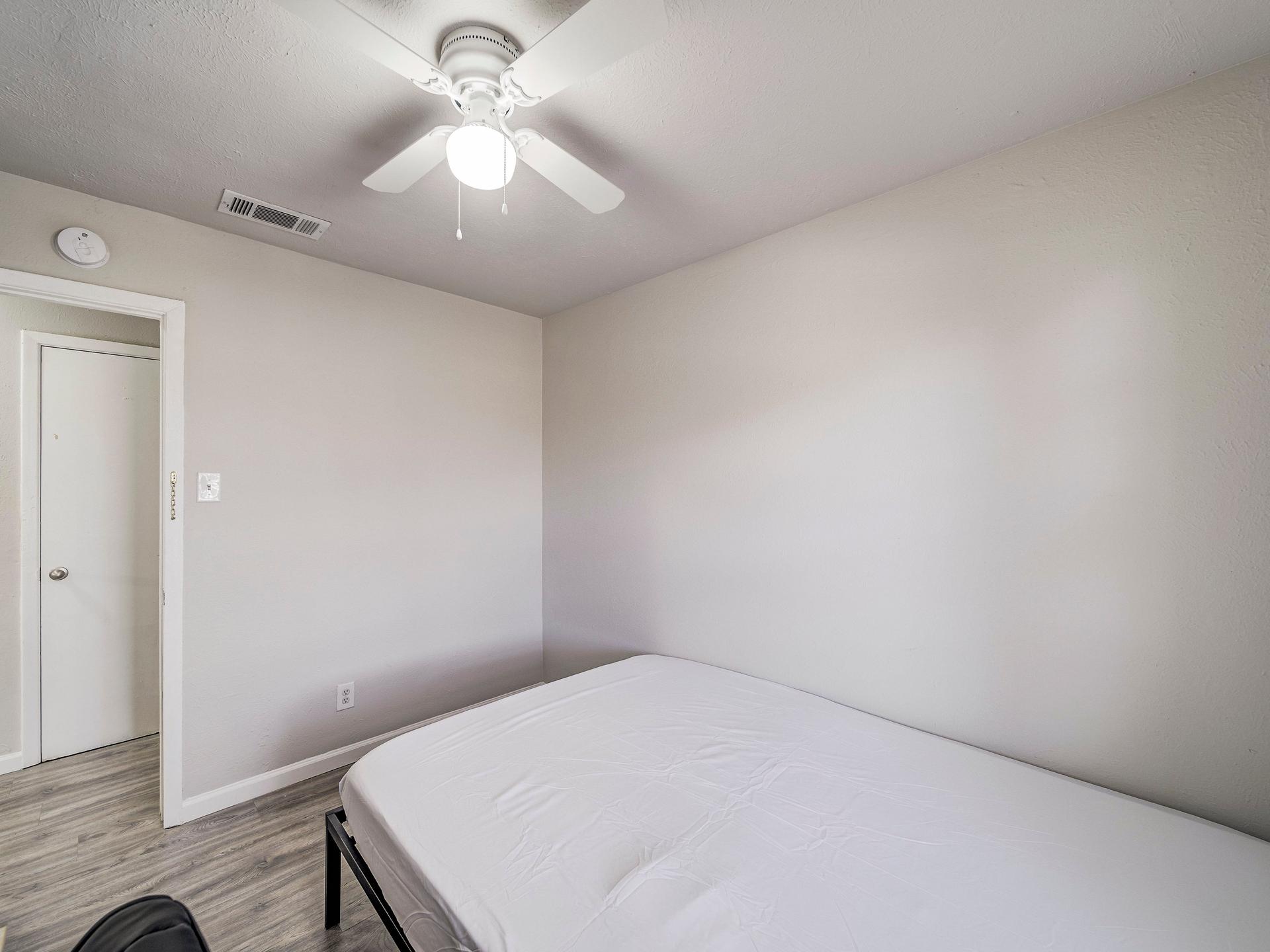 bedroom, detected:ceiling fan, bed