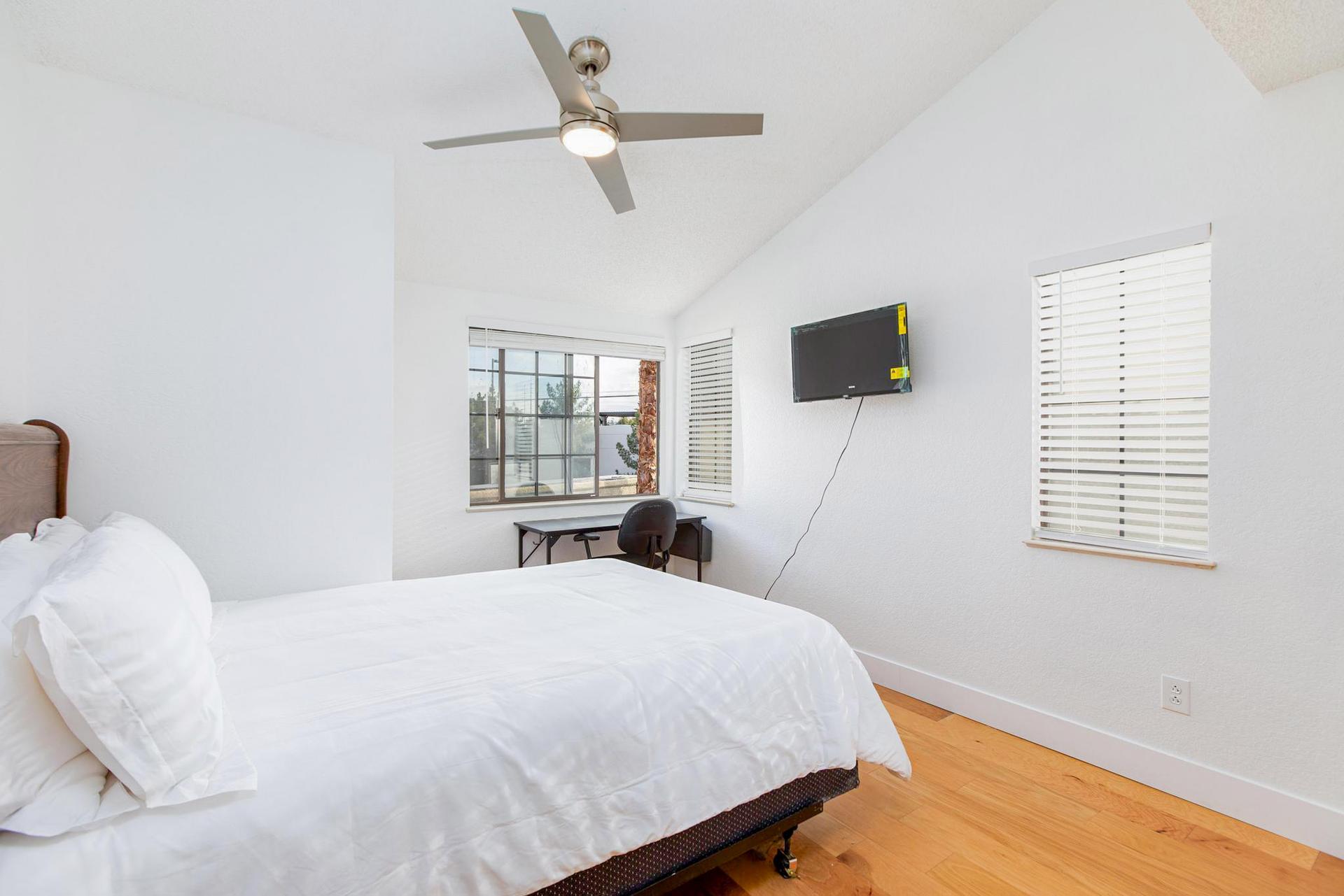 bedroom, detected:ceiling fan, window blind, bed