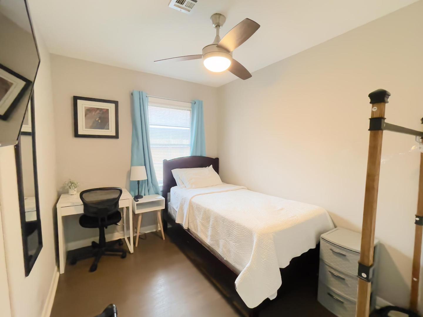 ROOM 5:: Commanders Quarters - Single Bed w/ TV - Cozy and Affordable